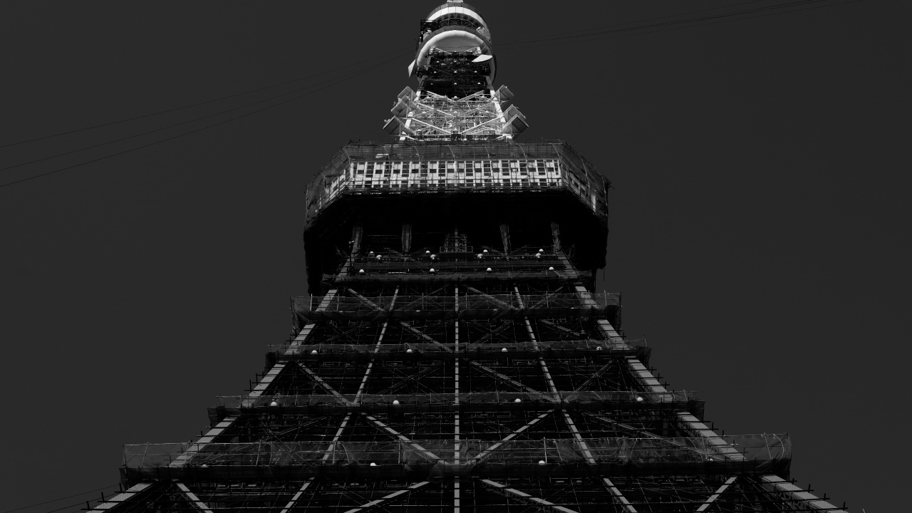 Tour Noir et Blanc Avec Des Lumières. Wallpaper in 1280x720 Resolution
