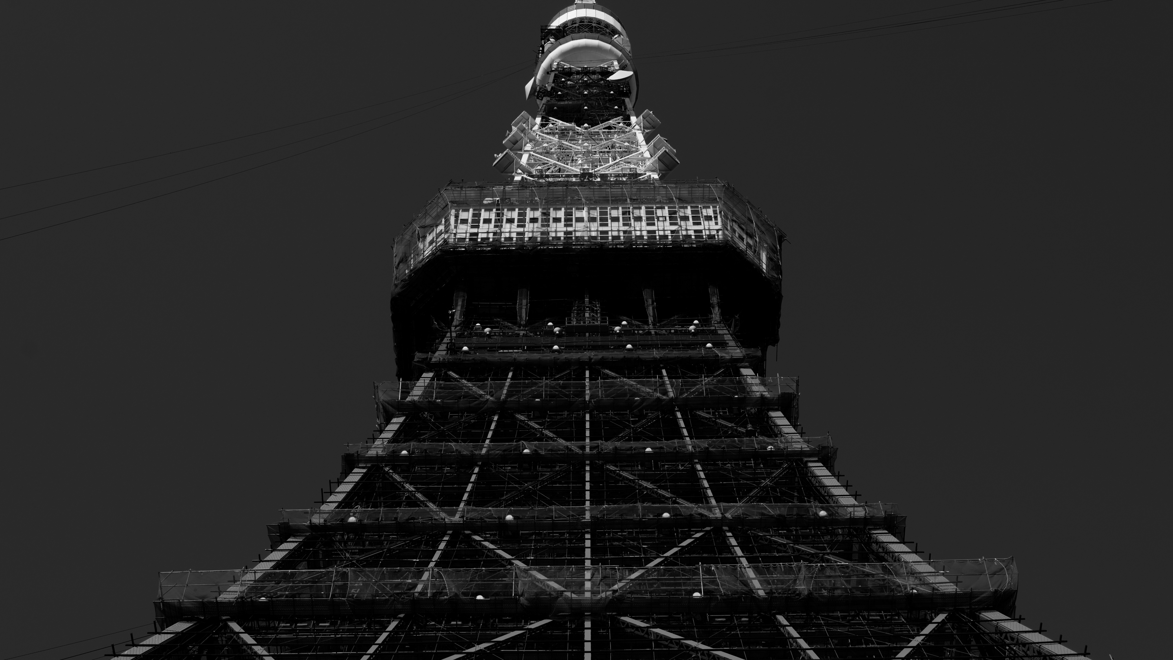 Tour Noir et Blanc Avec Des Lumières. Wallpaper in 3840x2160 Resolution