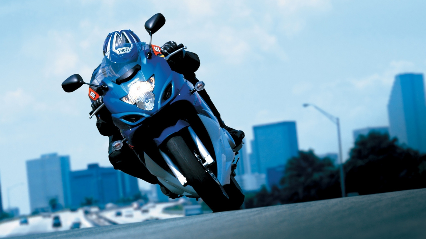 Mann Mit Weißem Und Schwarzem Motorradhelm, Der Ein Weißes Und Schwarzes Sportrad Fährt. Wallpaper in 1366x768 Resolution