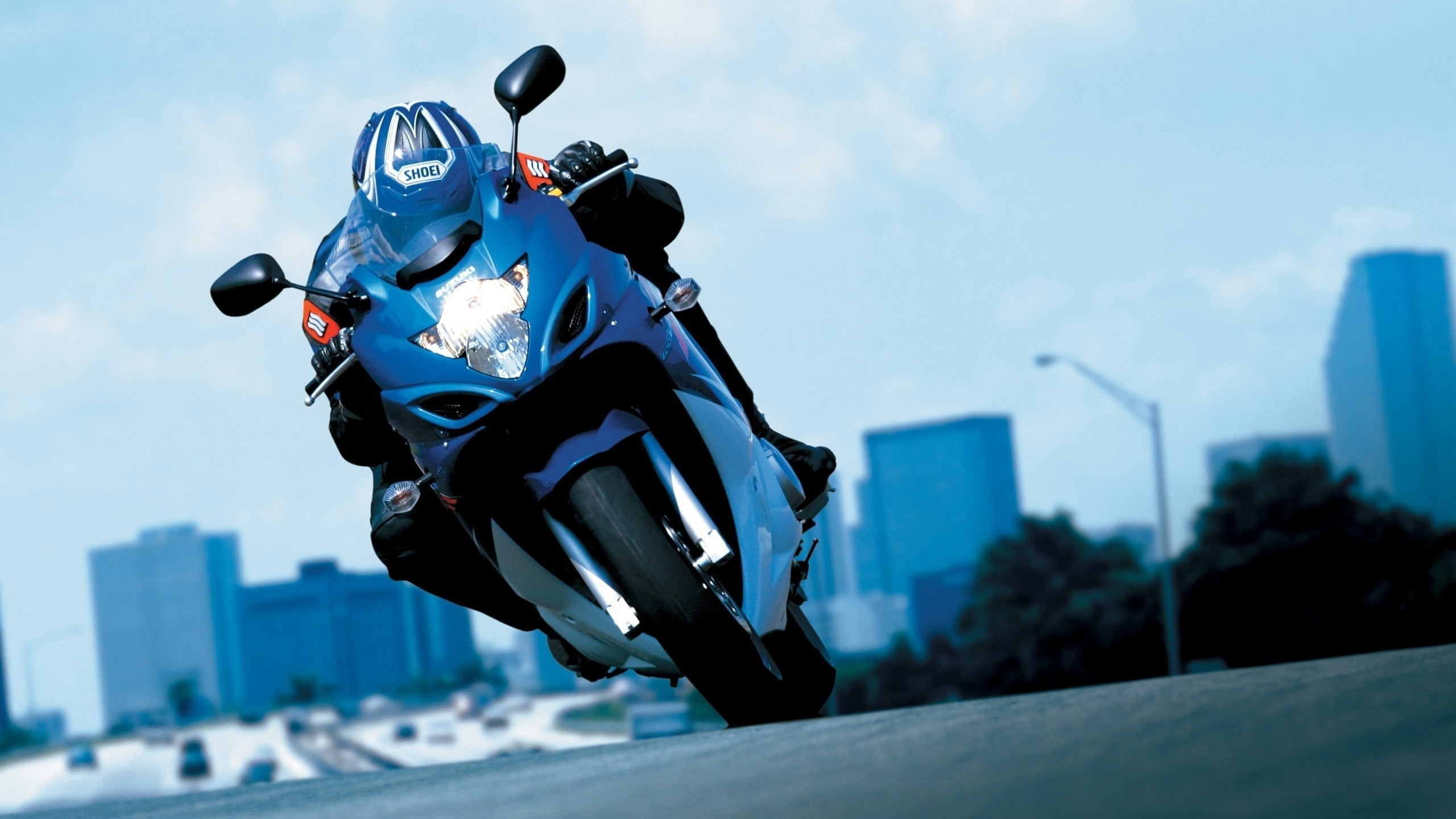 Homme Dans un Casque de Moto Blanc et Noir Faisant du Vélo de Sport Blanc et Noir. Wallpaper in 2560x1440 Resolution