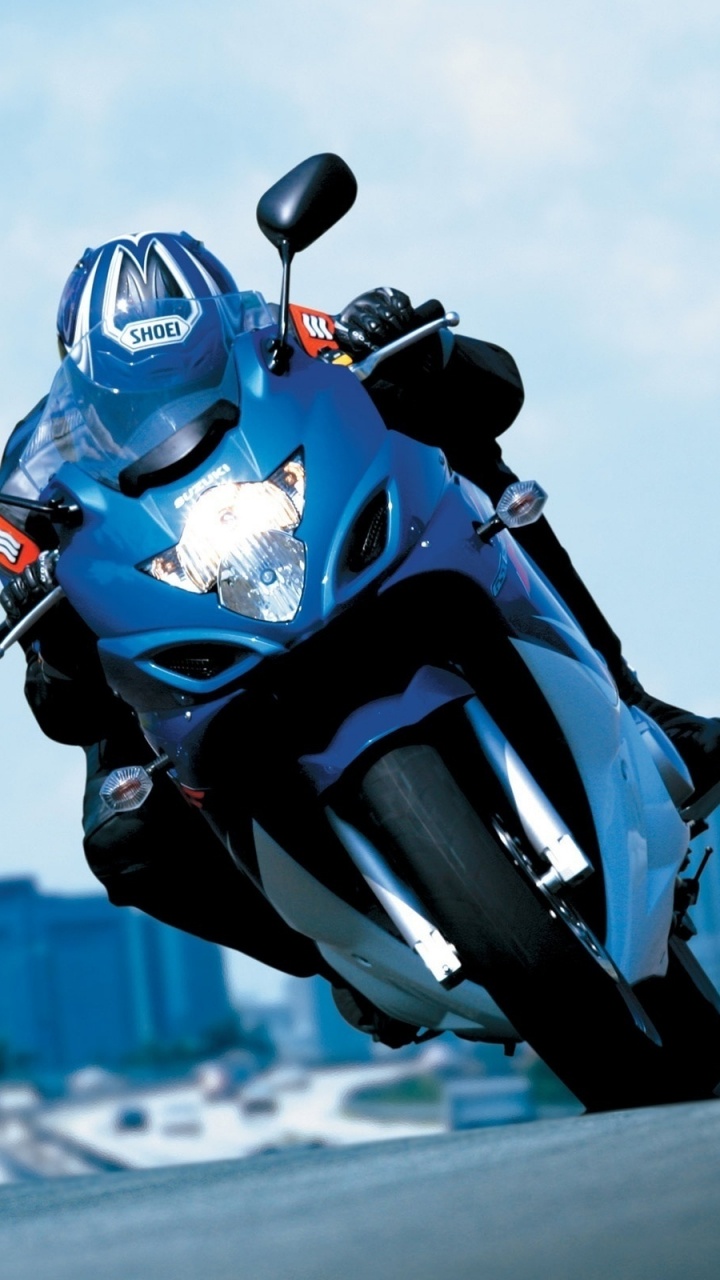 Homme Dans un Casque de Moto Blanc et Noir Faisant du Vélo de Sport Blanc et Noir. Wallpaper in 720x1280 Resolution