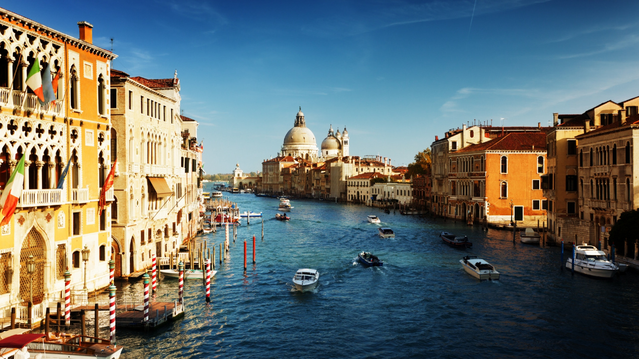 Boats on River Between Buildings During Daytime. Wallpaper in 1280x720 Resolution