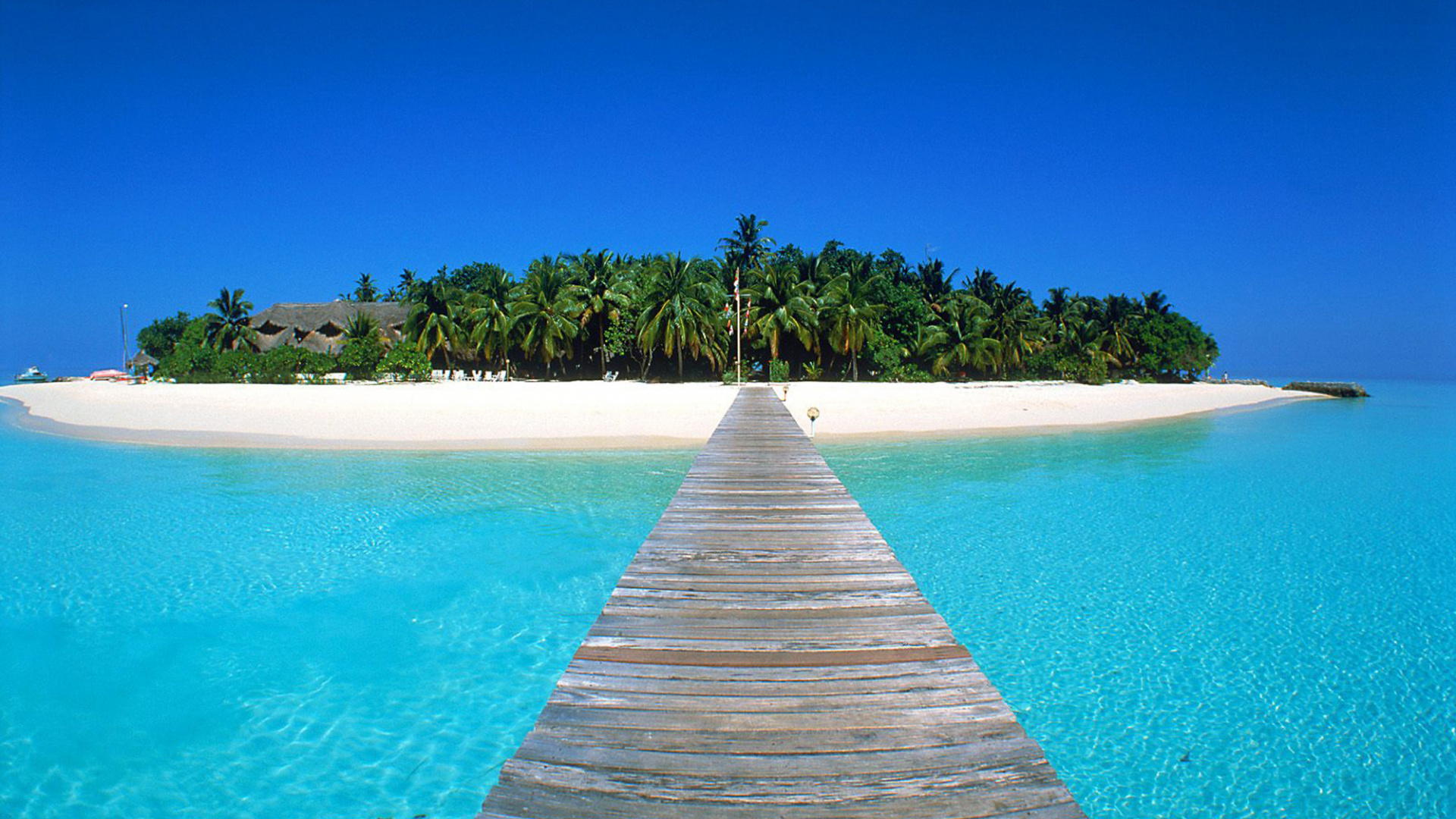 Braunes Holzdock Auf Blauem Wasser Tagsüber. Wallpaper in 1920x1080 Resolution