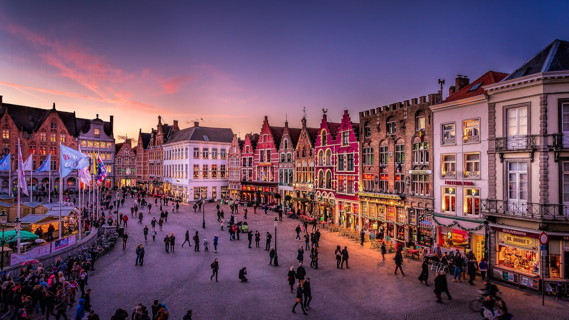 Menschen, Die Tagsüber Auf Der Straße in Der Nähe Des Roten Und Weißen Betongebäudes Gehen. Wallpaper in 1920x1080 Resolution