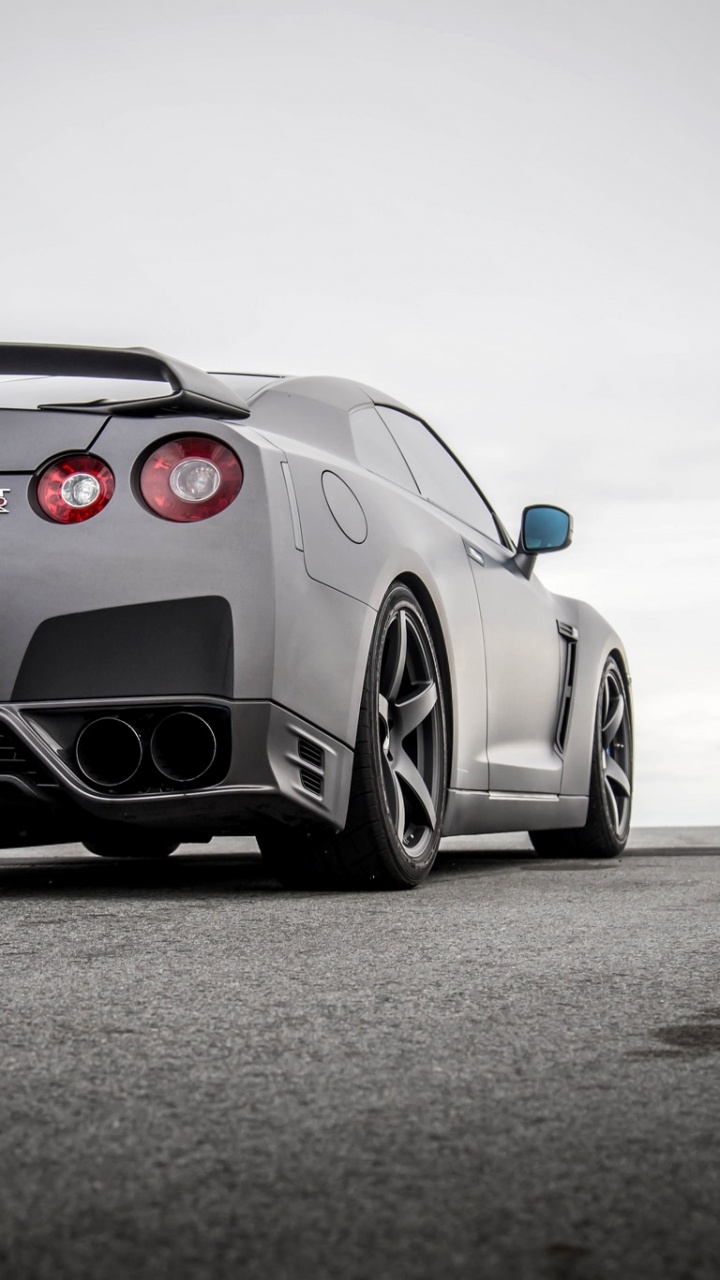 Plata Bmw m 3 Coupe Sobre Carretera de Asfalto Gris. Wallpaper in 720x1280 Resolution