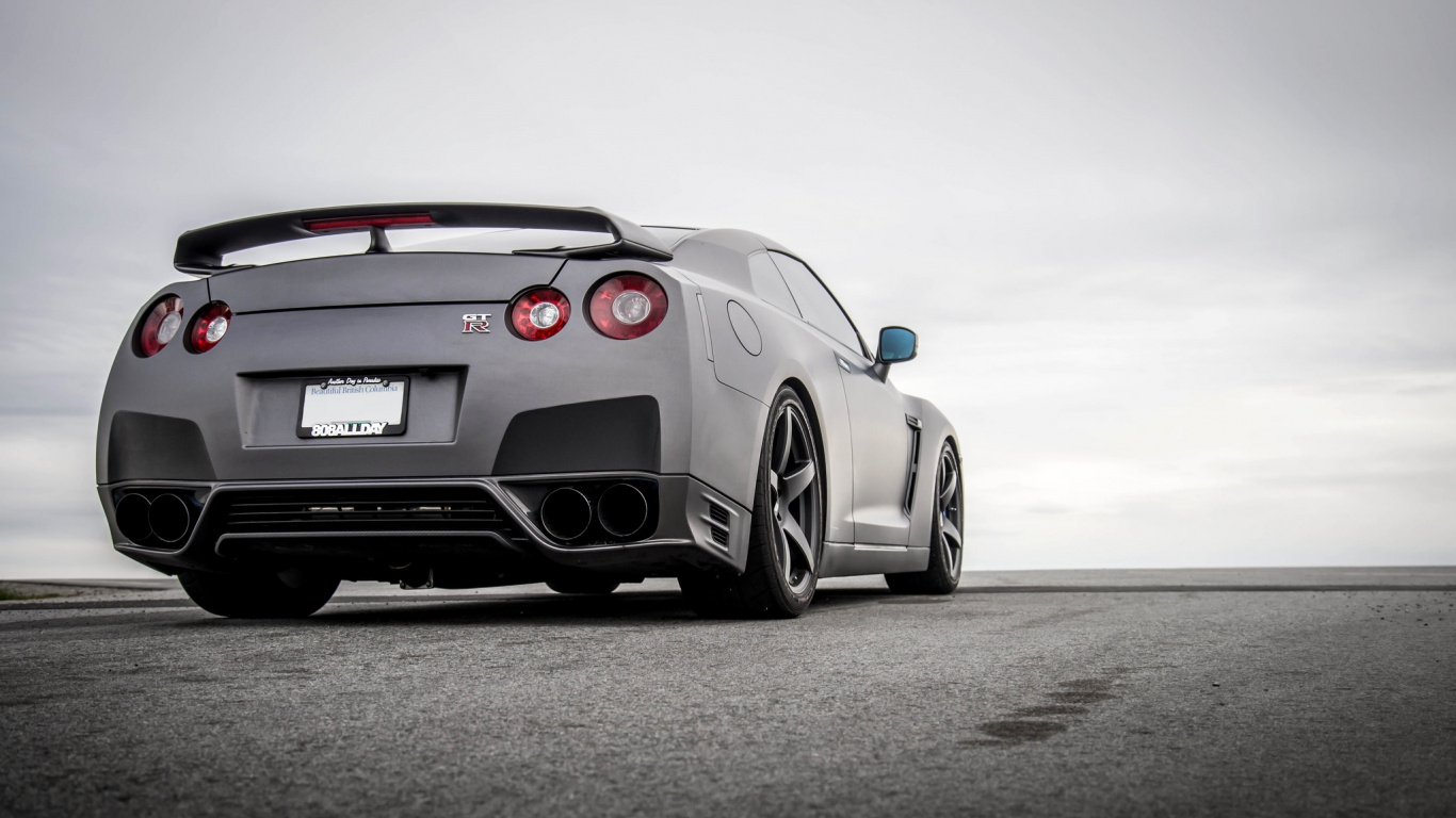 Silbernes Bmw m 3 Coupe Auf Grauer Asphaltstraße. Wallpaper in 1366x768 Resolution