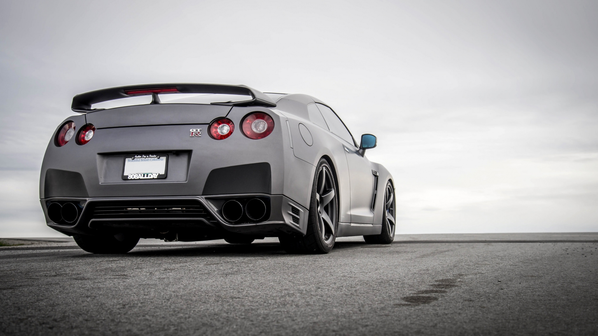 Silbernes Bmw m 3 Coupe Auf Grauer Asphaltstraße. Wallpaper in 1920x1080 Resolution