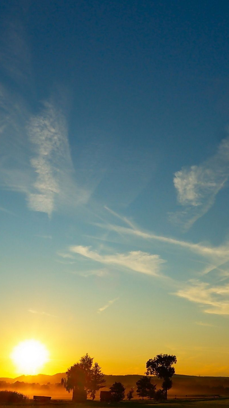 Weiße Wolken Und Blauer Himmel Tagsüber. Wallpaper in 750x1334 Resolution