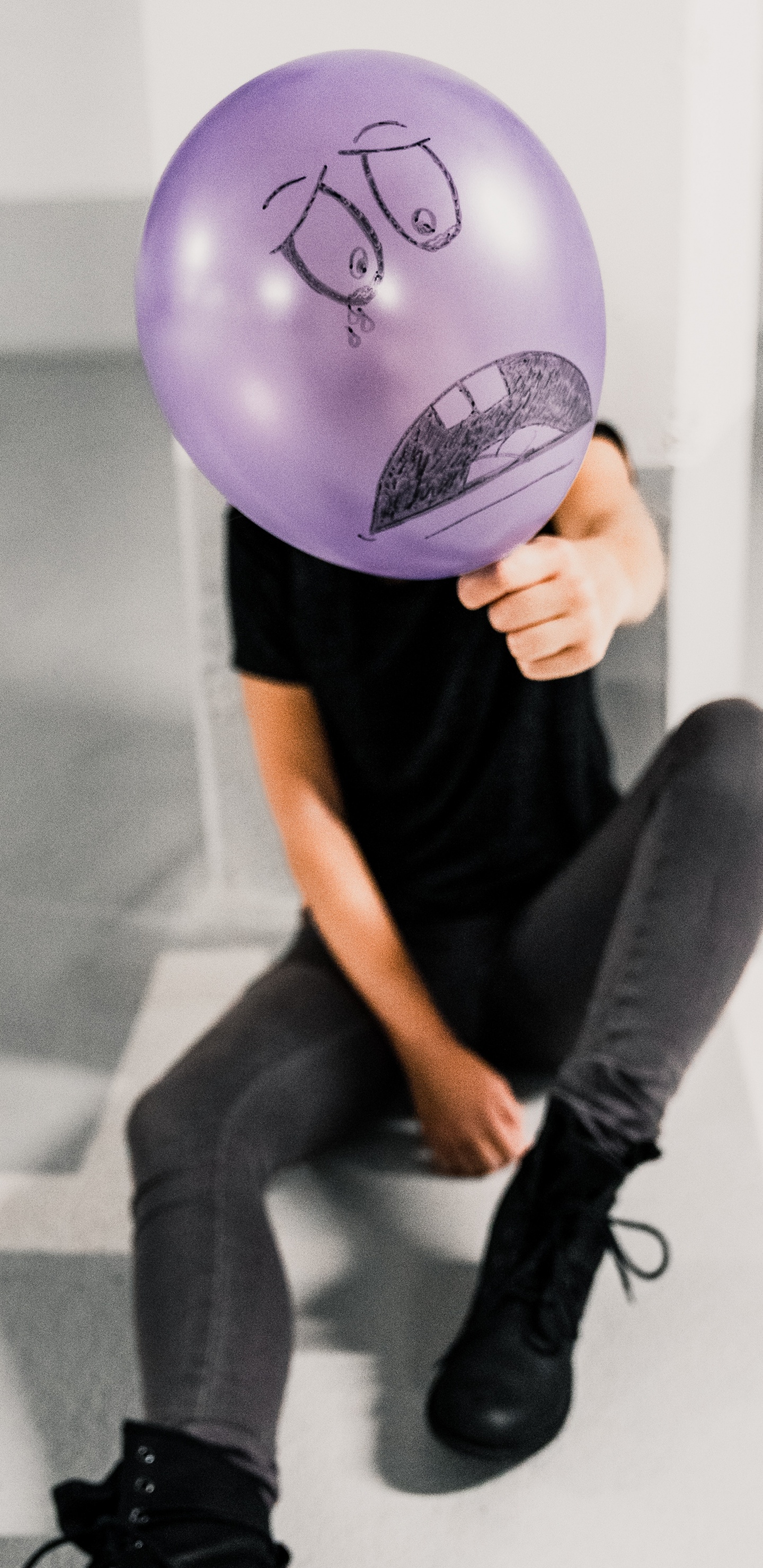 Persona Sosteniendo Globo Morado Cerca de la Pared Blanca. Wallpaper in 1440x2960 Resolution