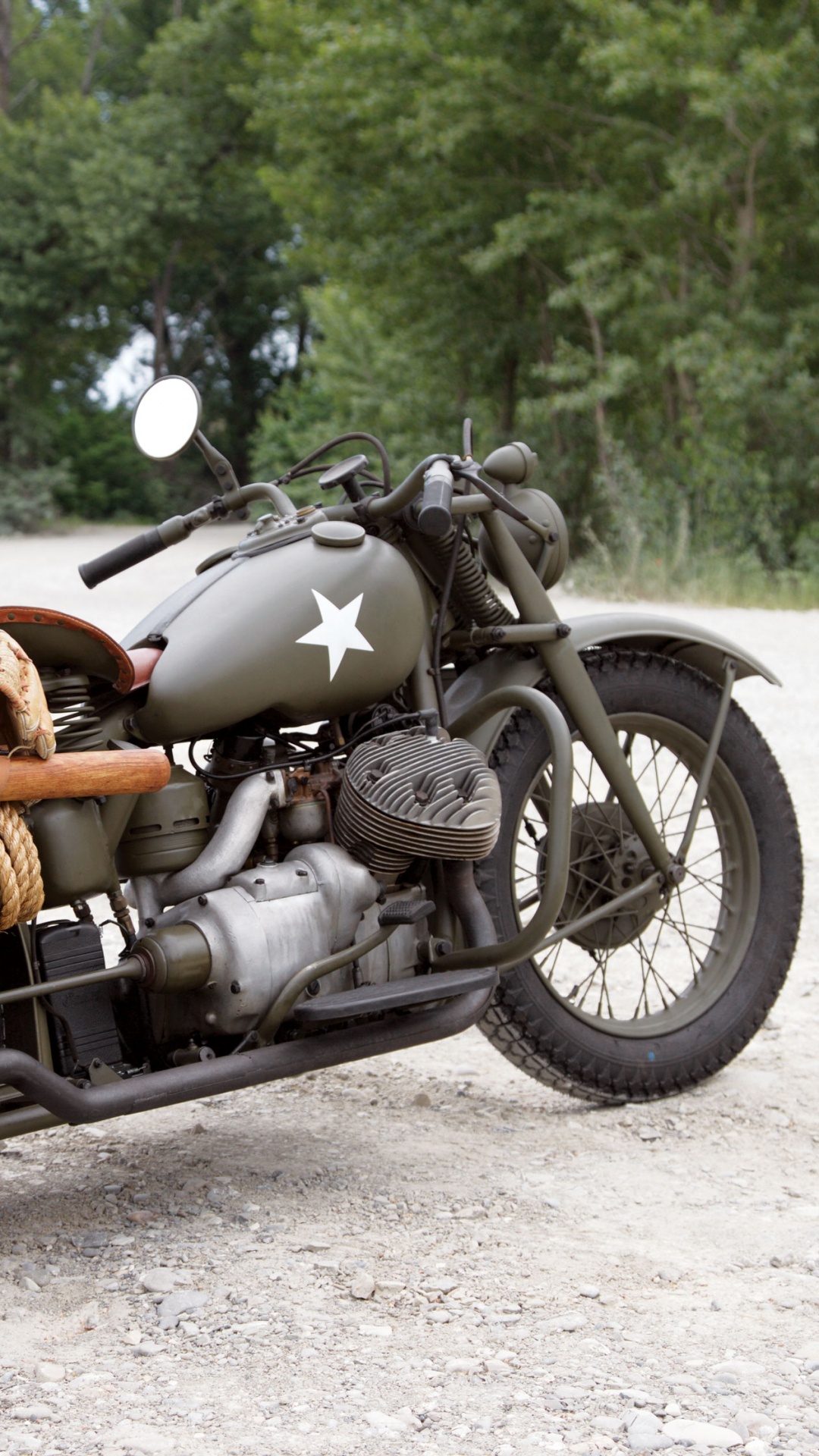 Schwarzes Und Braunes Cruiser-Motorrad, Das Tagsüber Auf Grauer Betonstraße Geparkt Ist. Wallpaper in 1080x1920 Resolution