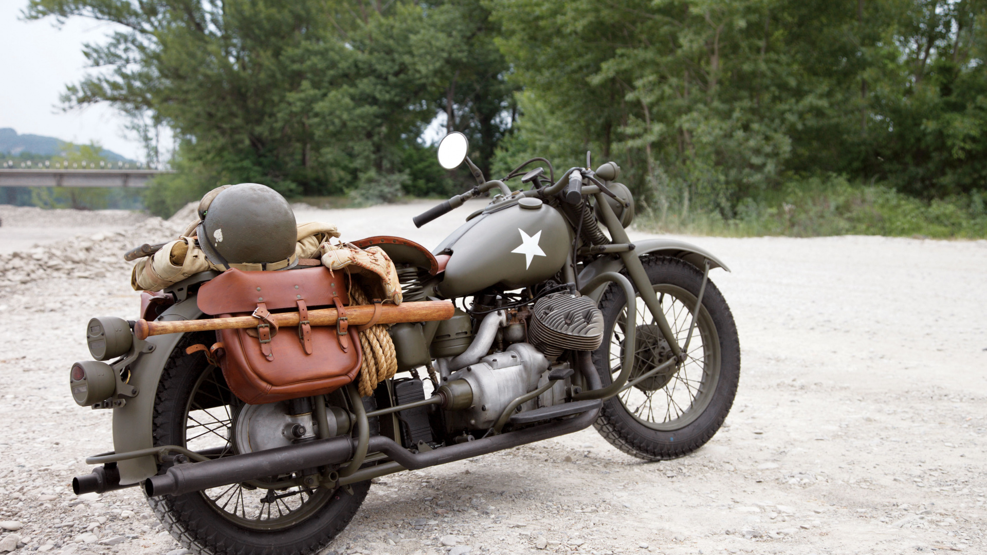 Schwarzes Und Braunes Cruiser-Motorrad, Das Tagsüber Auf Grauer Betonstraße Geparkt Ist. Wallpaper in 1920x1080 Resolution