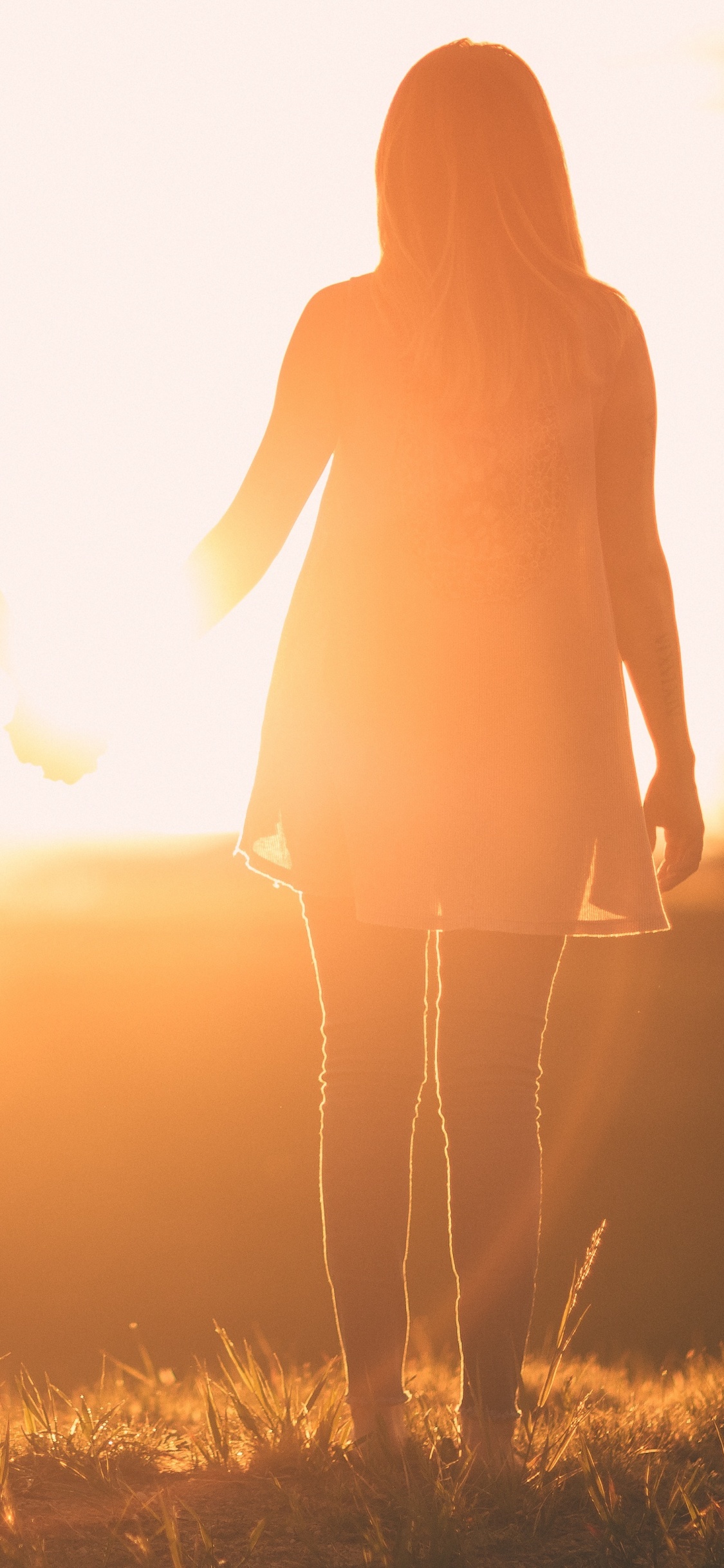 Die Hände Halten, Signifikante Andere, Menschen in Der Natur, Sonnenlicht, Freundschaft. Wallpaper in 1125x2436 Resolution