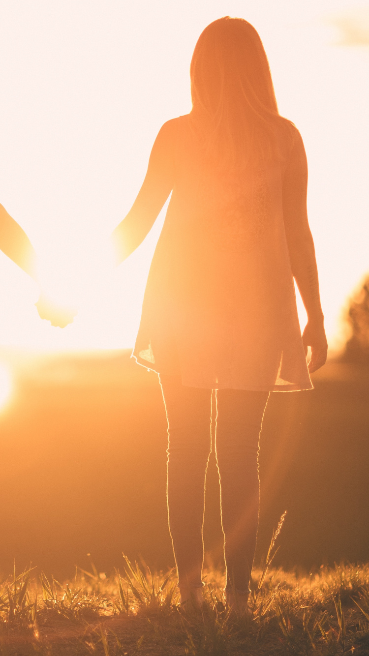 Die Hände Halten, Signifikante Andere, Menschen in Der Natur, Sonnenlicht, Freundschaft. Wallpaper in 750x1334 Resolution