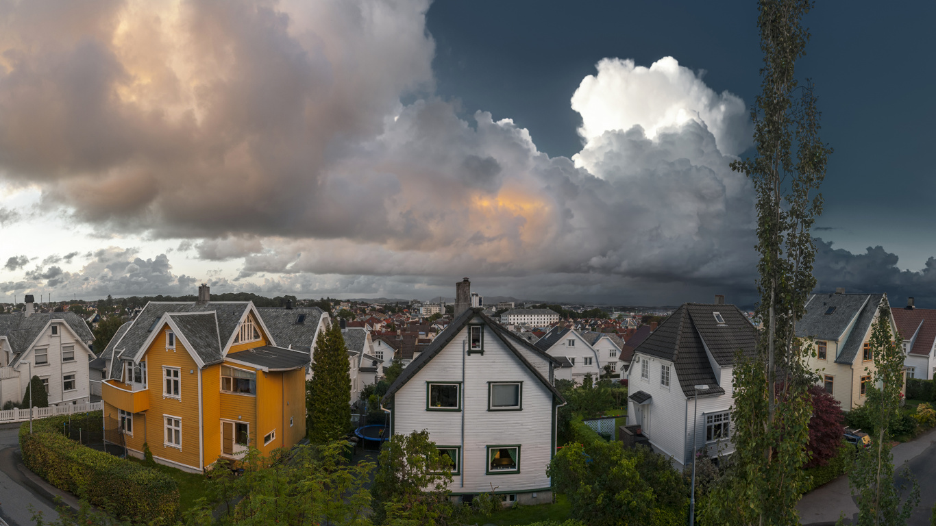 Weißes Und Braunes Betonhaus Unter Weißen Wolken Und Blauem Himmel Tagsüber. Wallpaper in 1366x768 Resolution