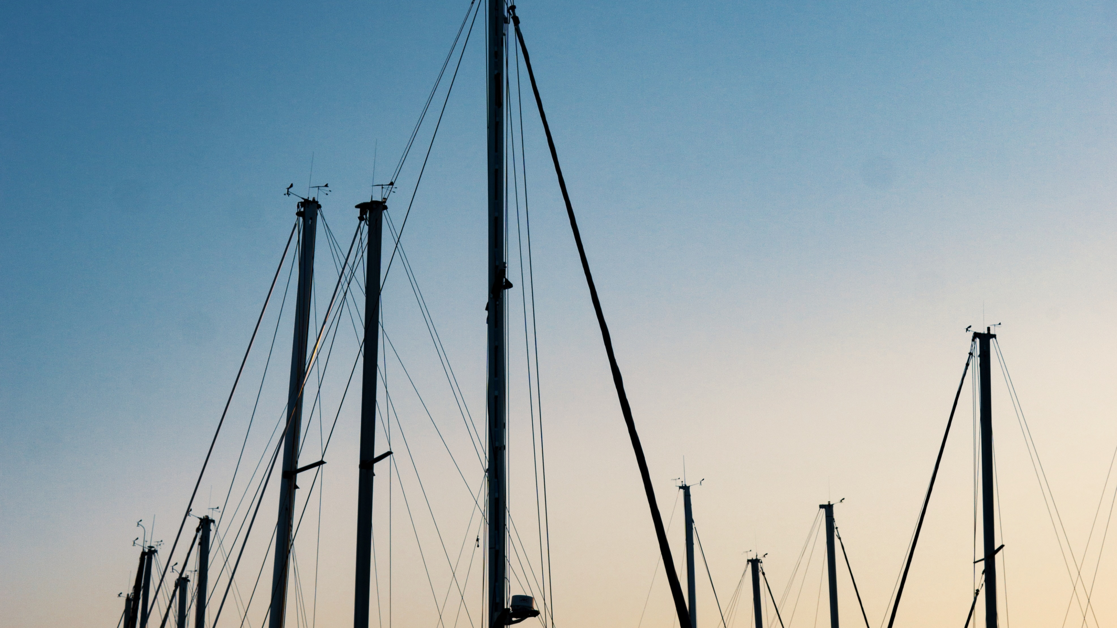 Postes de Madera Marrón Bajo un Cielo Azul Durante el Día. Wallpaper in 3840x2160 Resolution
