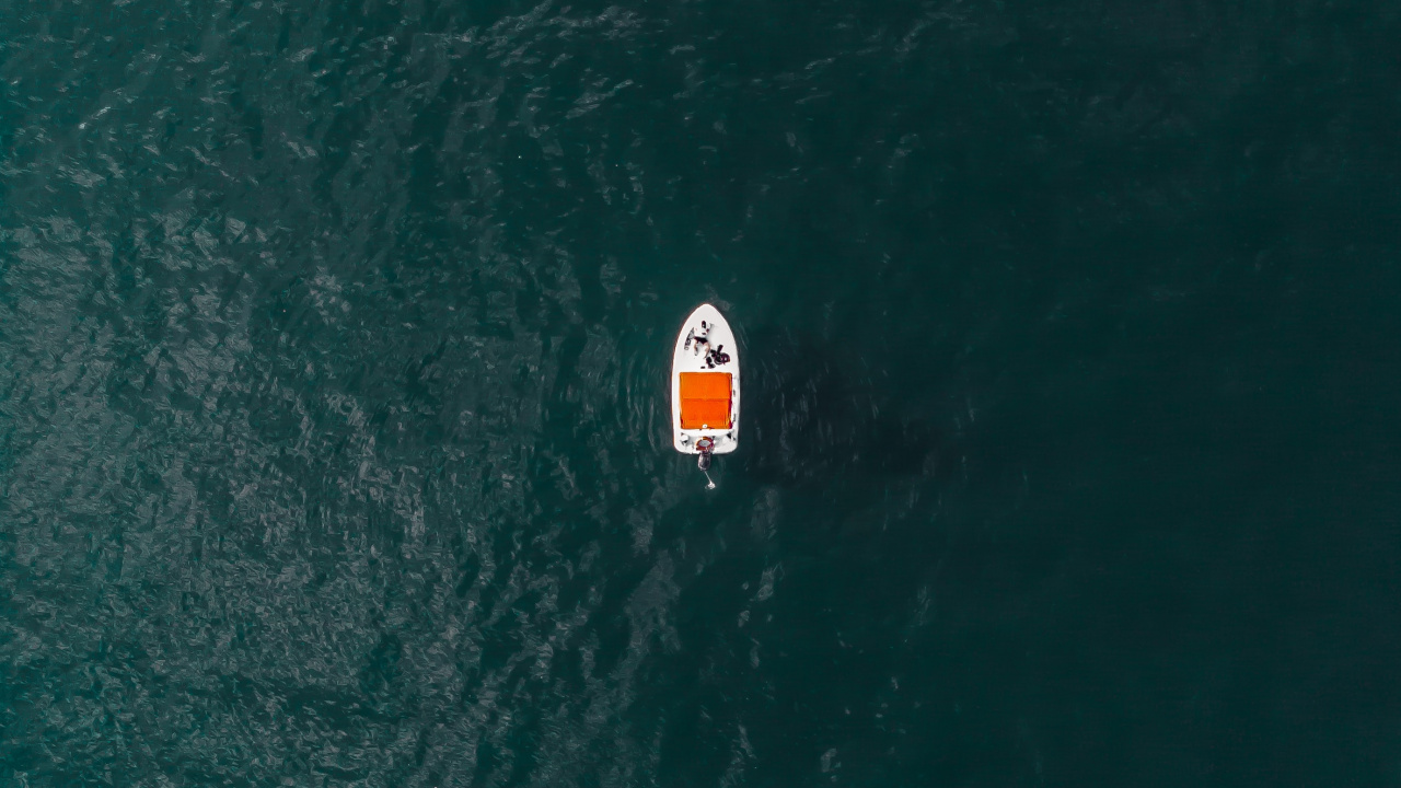 Bateau Blanc Sur le Plan D'eau Pendant la Journée. Wallpaper in 1280x720 Resolution