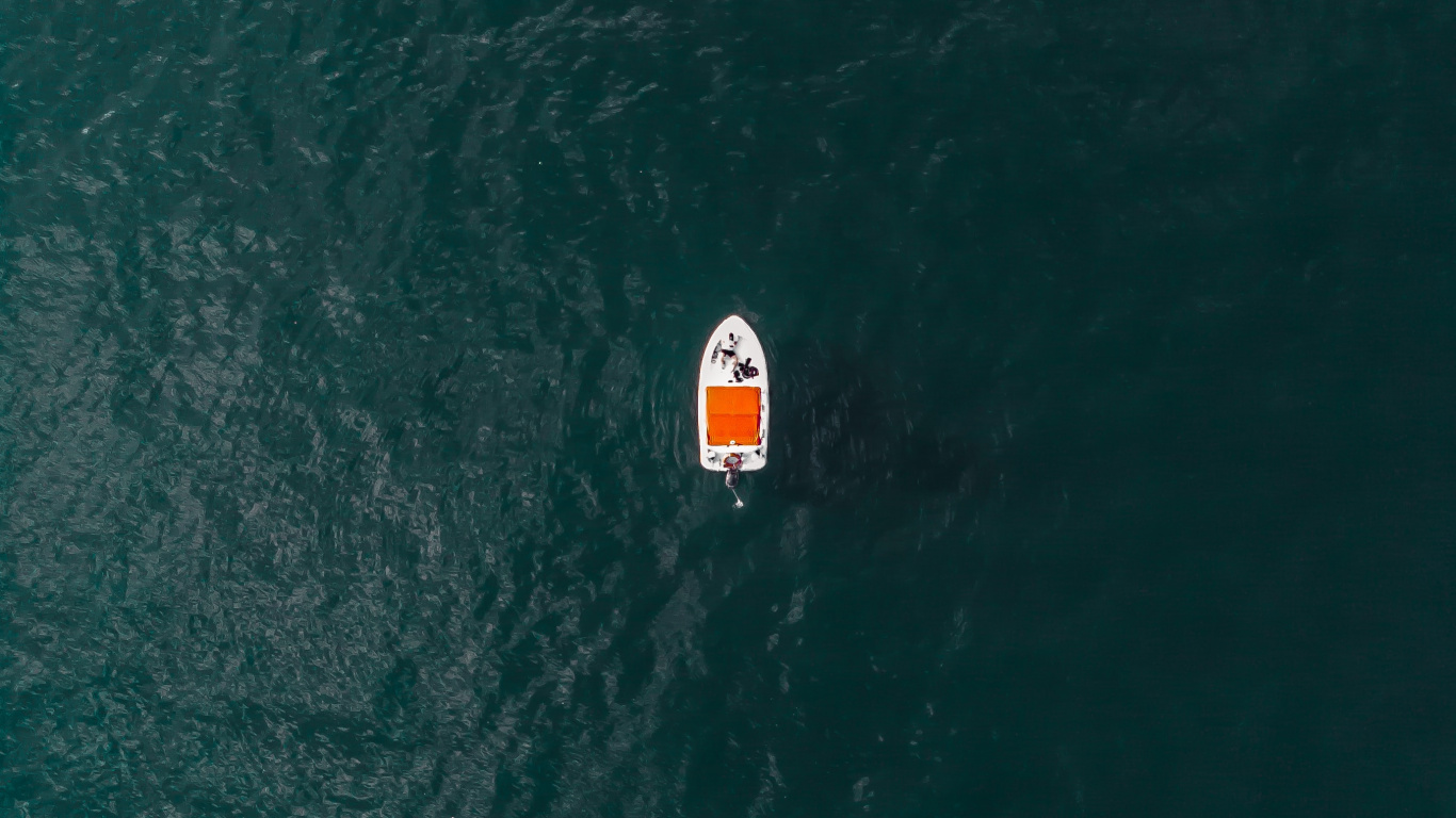 Bateau Blanc Sur le Plan D'eau Pendant la Journée. Wallpaper in 1366x768 Resolution