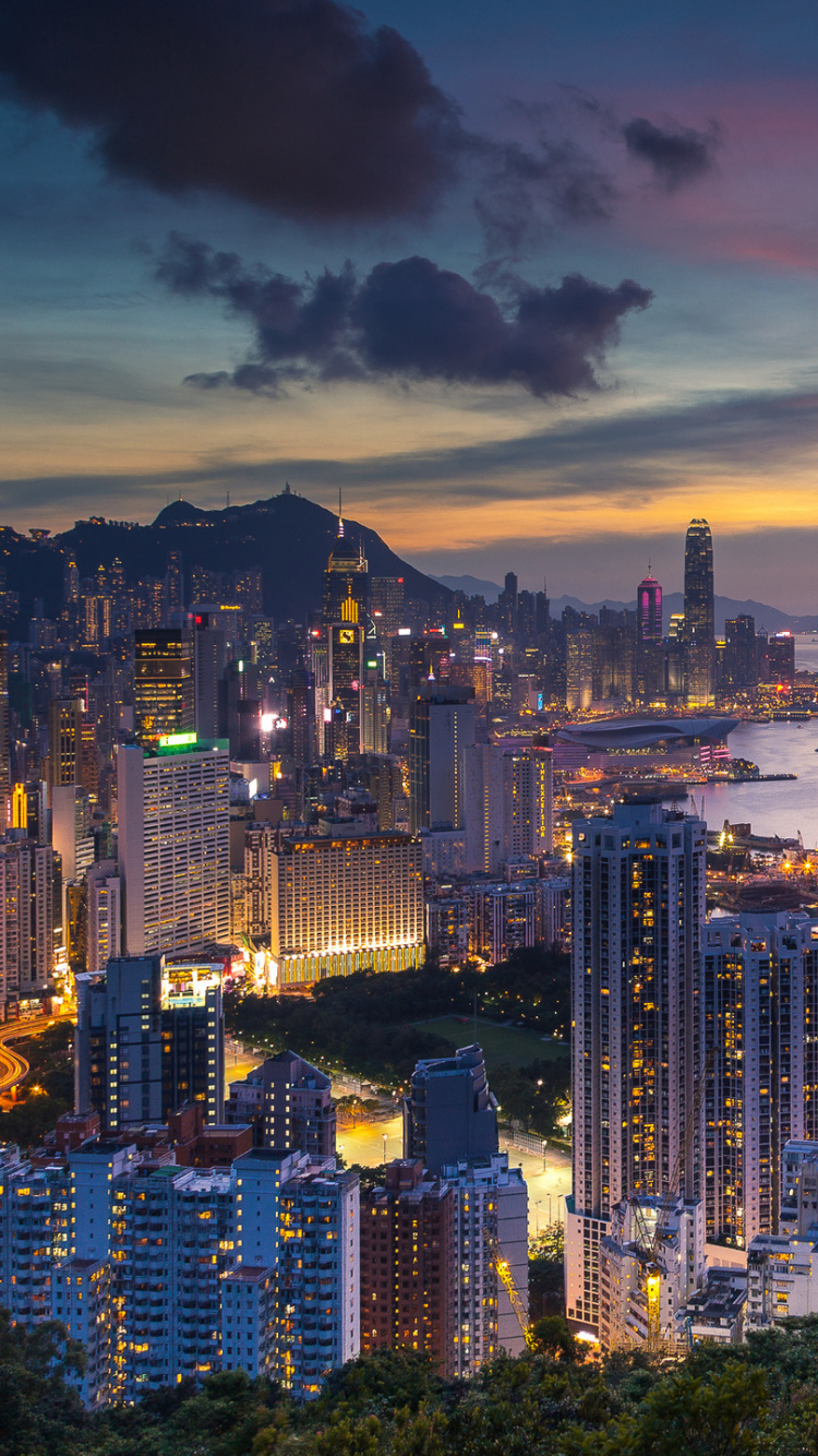 Horizonte de la Ciudad Cerca Del Mar Durante la Puesta de Sol. Wallpaper in 750x1334 Resolution