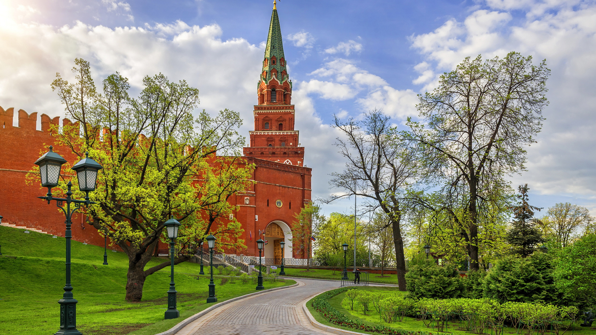 Bâtiment en Béton Brun Près D'arbres Verts Sous Des Nuages Blancs et un Ciel Bleu Pendant la Journée. Wallpaper in 1920x1080 Resolution