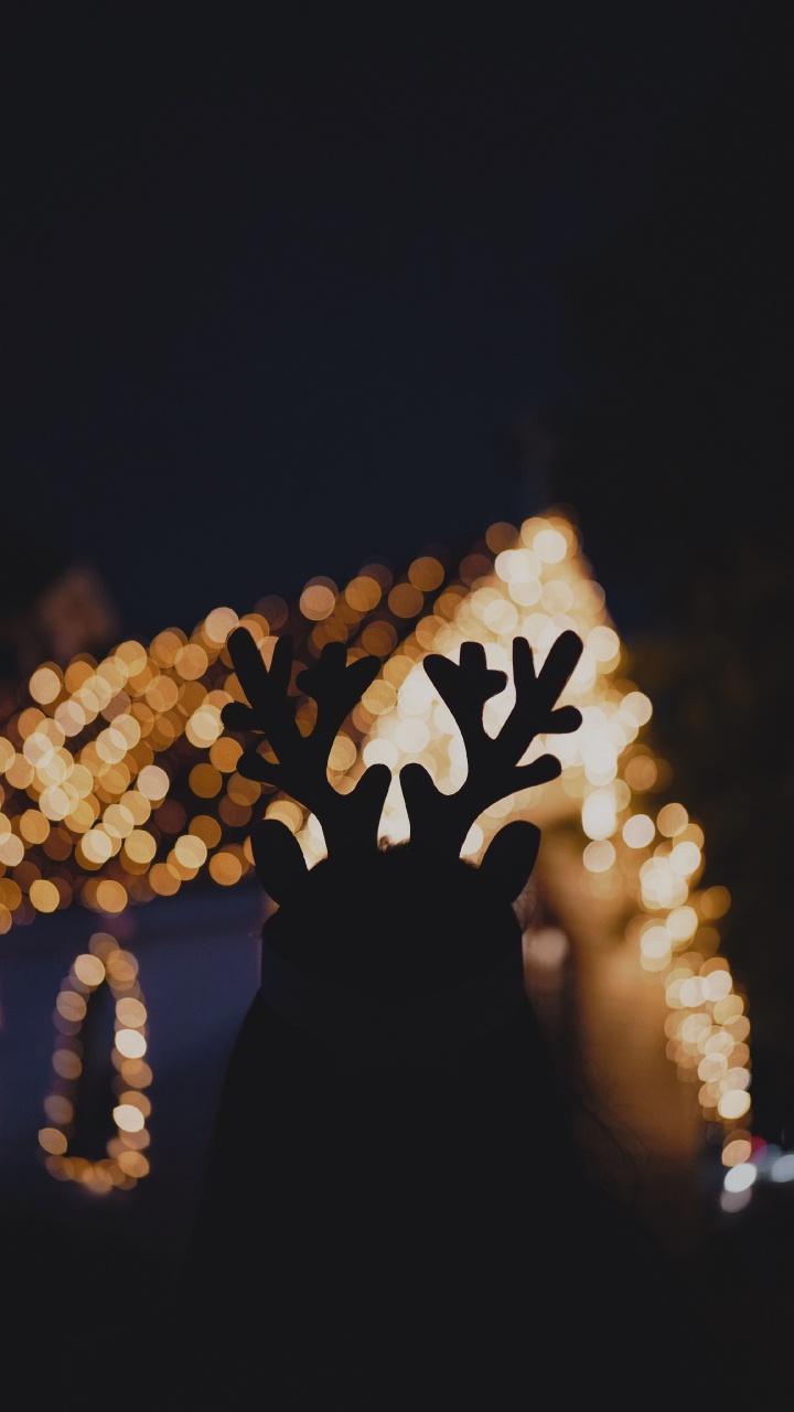 Mann Mit Gelben Lichterketten im Gesicht. Wallpaper in 720x1280 Resolution