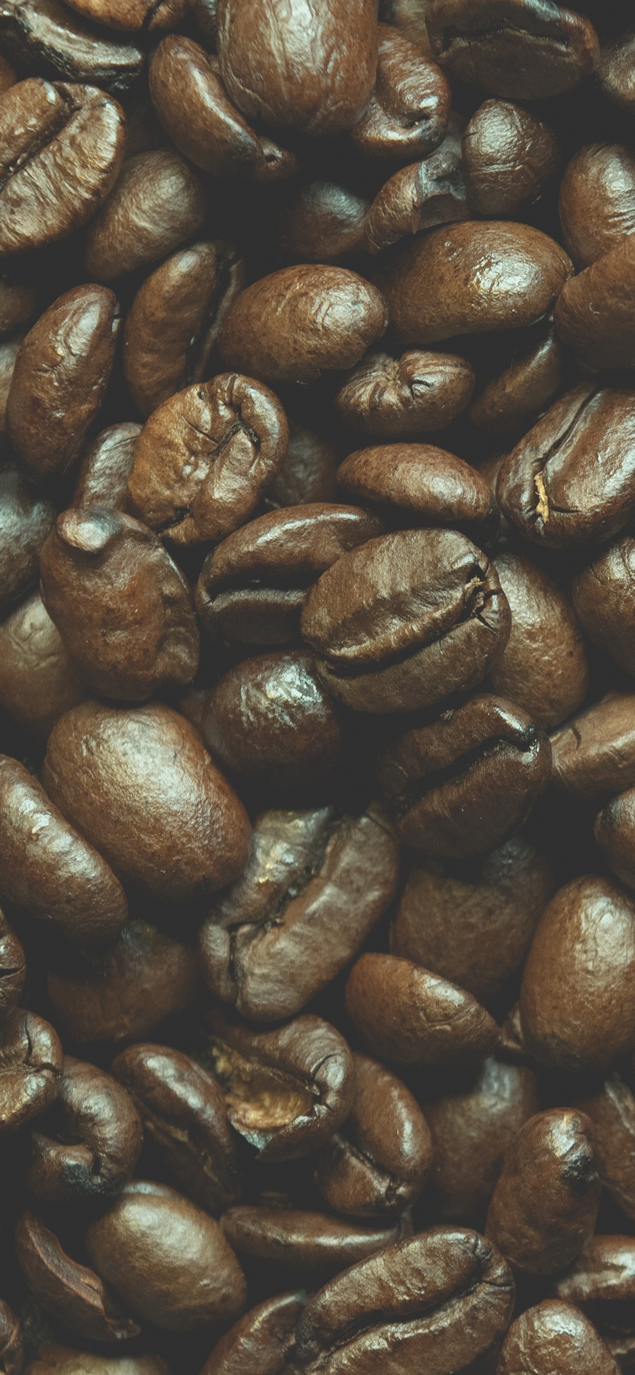 Grains de Café Bruns Sur Surface Noire. Wallpaper in 1242x2688 Resolution