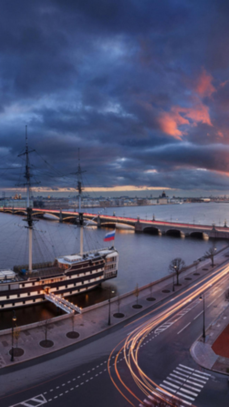Barco Blanco y Marrón en el Mar Durante la Puesta de Sol. Wallpaper in 750x1334 Resolution