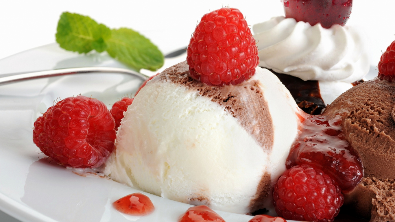 Strawberry Ice Cream on White Ceramic Plate. Wallpaper in 1366x768 Resolution