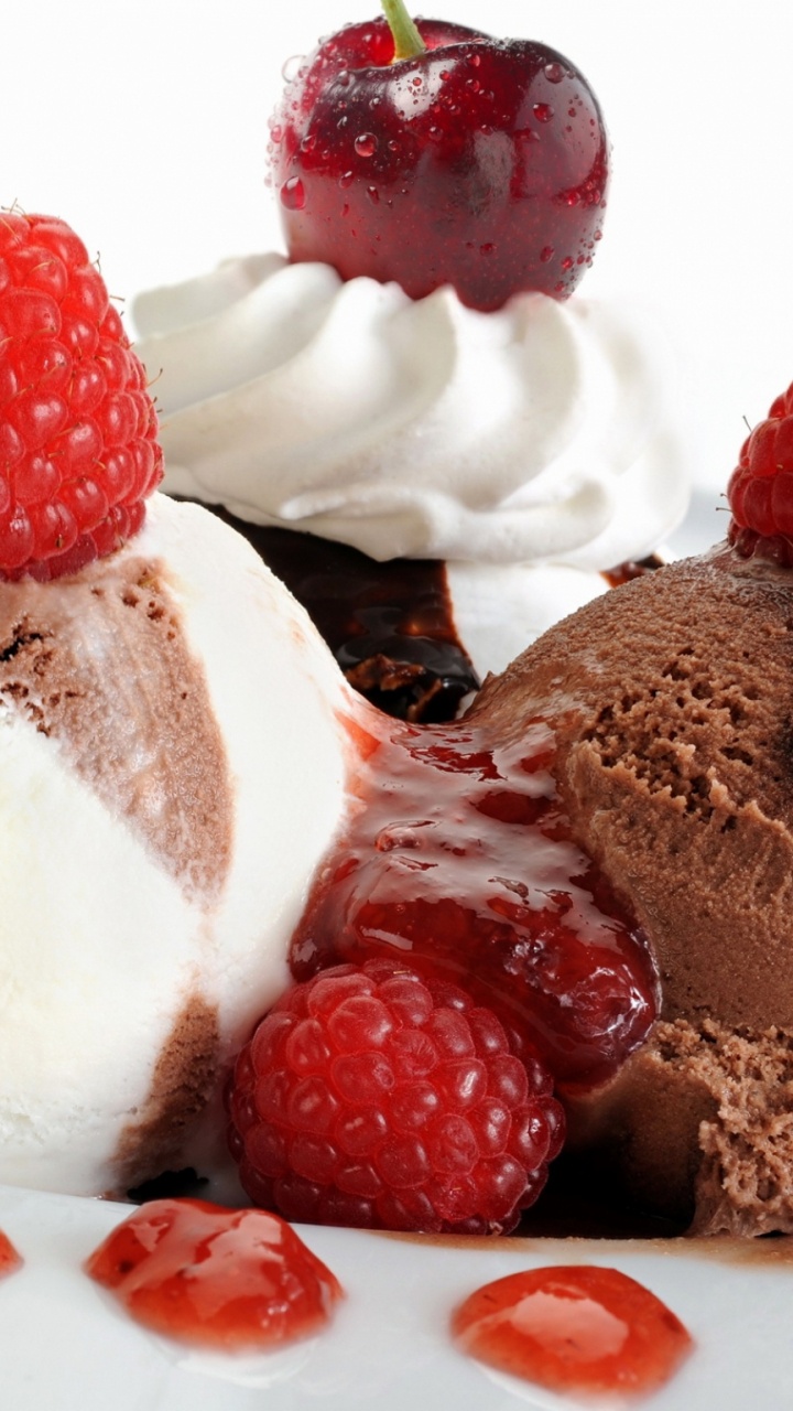 Erdbeereis Auf Weißem Keramikteller. Wallpaper in 720x1280 Resolution