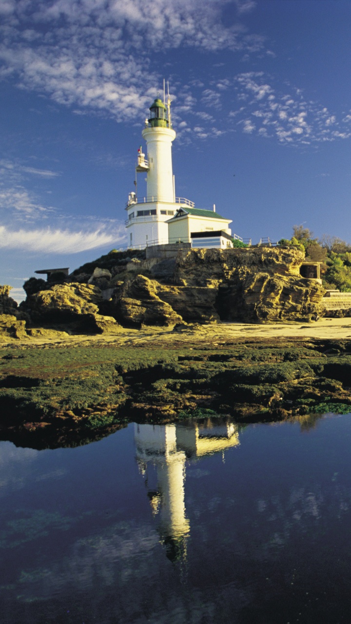 Phare Blanc Près D'un Plan D'eau Sous un Ciel Bleu Pendant la Journée. Wallpaper in 720x1280 Resolution