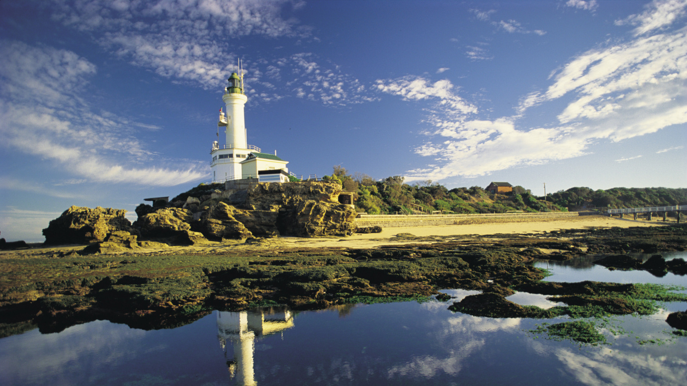 Weißer Leuchtturm in Der Nähe Von Gewässern Unter Blauem Himmel Tagsüber. Wallpaper in 1366x768 Resolution