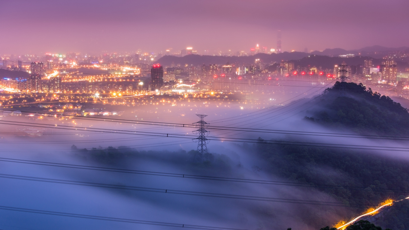 Ville Avec Des Immeubles de Grande Hauteur Pendant la Nuit. Wallpaper in 1366x768 Resolution