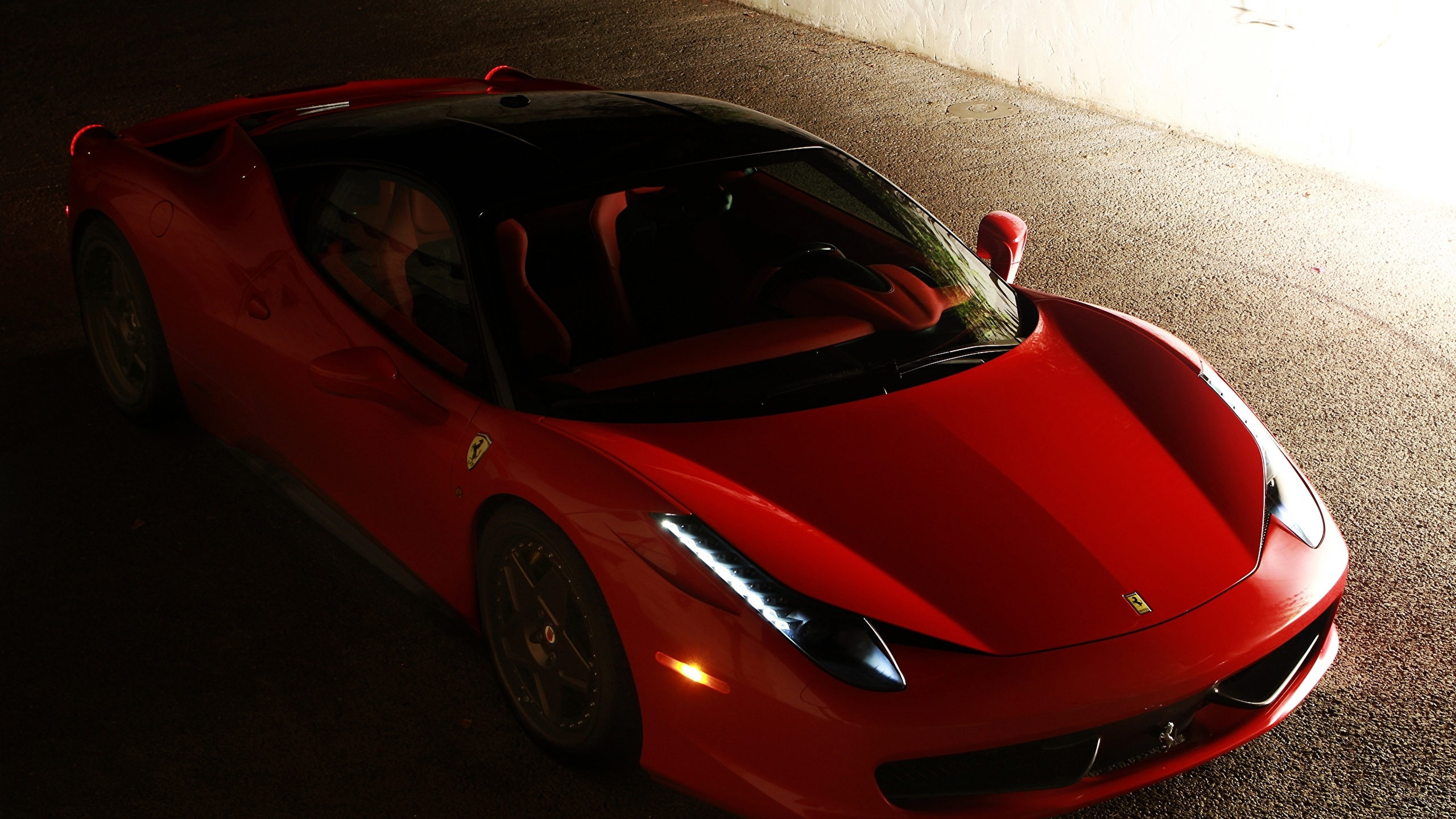 Ferrari 458 Italia Rouge Garée Sur la Chaussée Grise. Wallpaper in 2560x1440 Resolution