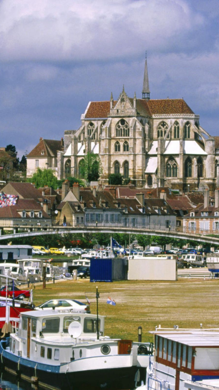 Weißes Und Blaues Boot am Dock in Der Nähe Des Braunen Betongebäudes Tagsüber. Wallpaper in 750x1334 Resolution