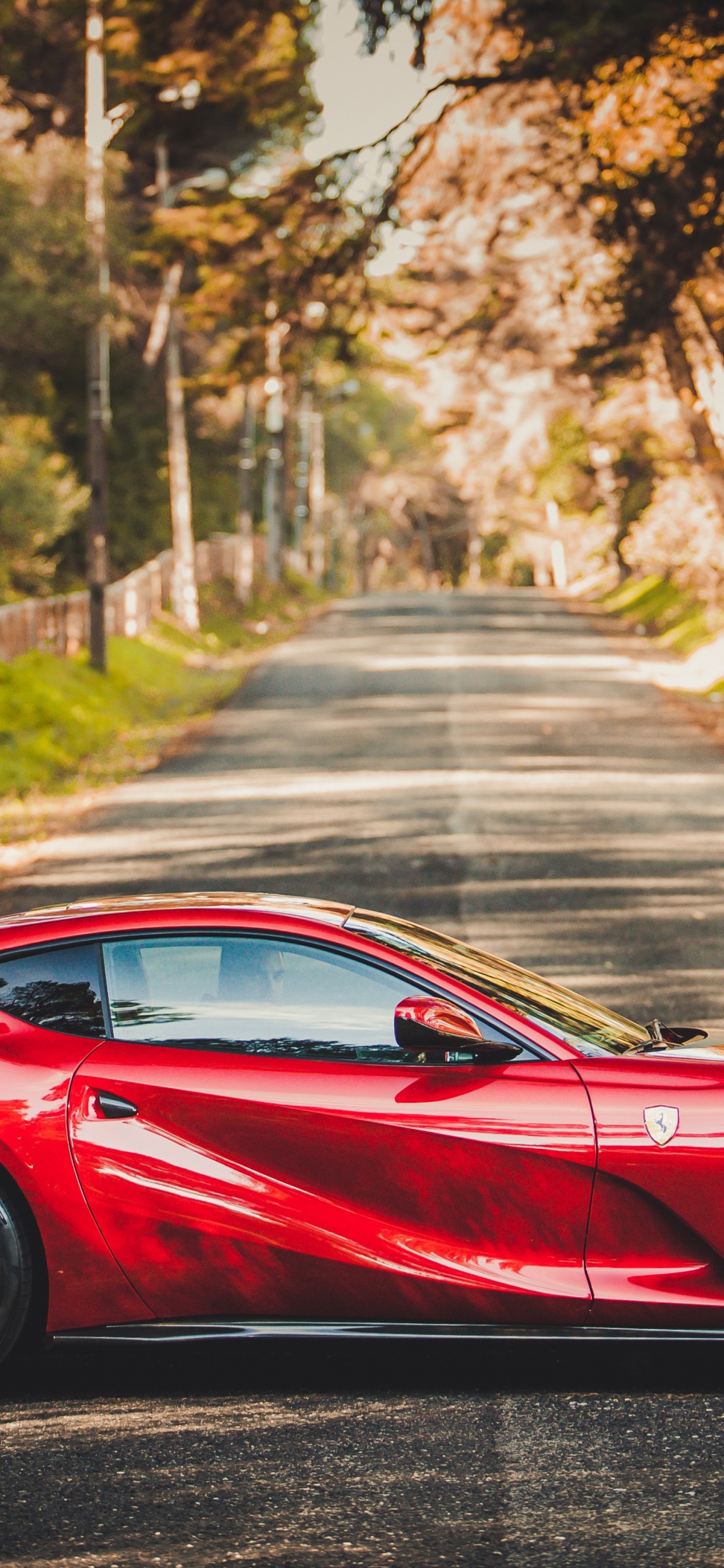 Ferrari 458 Italia Rojo en la Carretera Durante el Día. Wallpaper in 1125x2436 Resolution