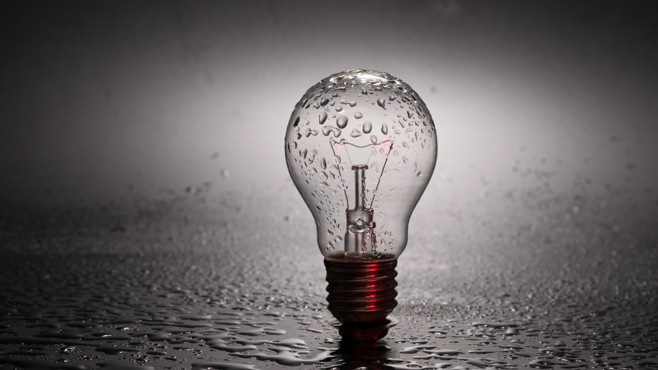 Goutte D'eau Sur Une Ampoule en Verre Transparent. Wallpaper in 1280x720 Resolution