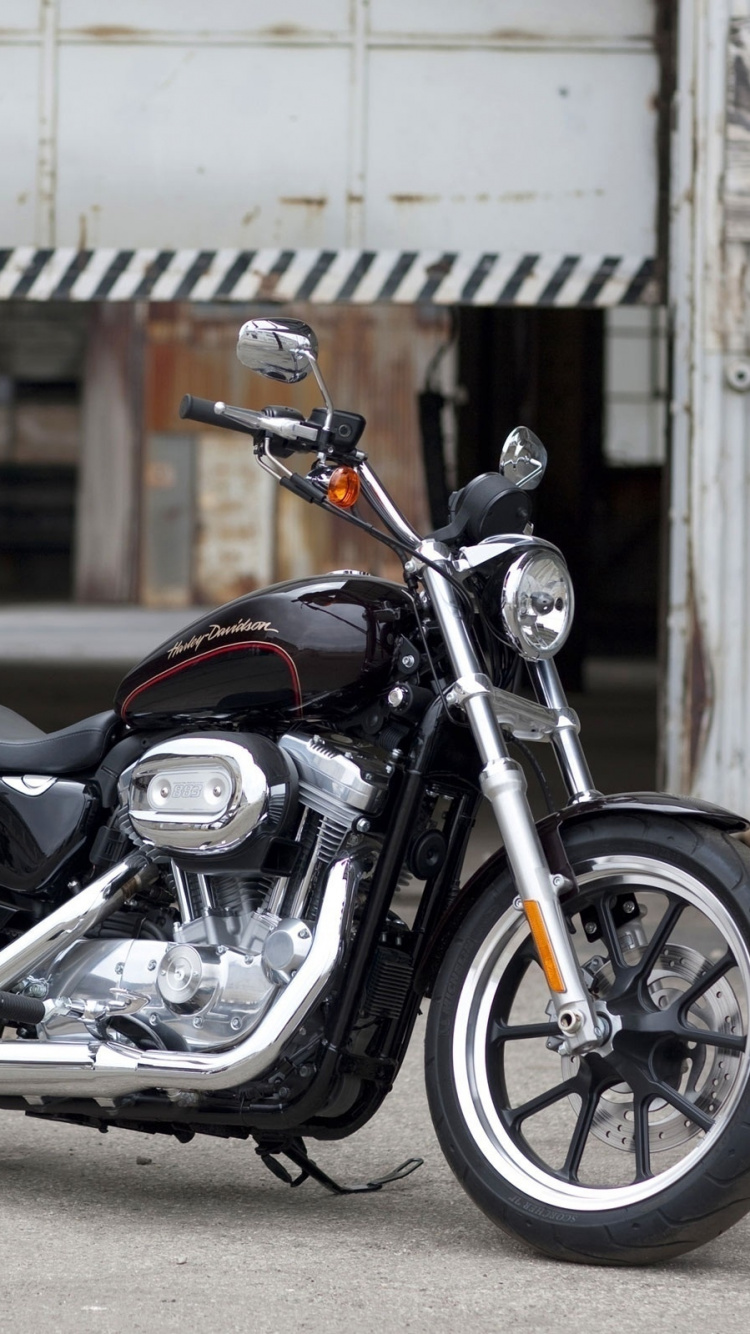 Cruiser Negro y Plateado Motocicleta Estacionada Sobre un Piso de Concreto Gris Durante el Día. Wallpaper in 750x1334 Resolution