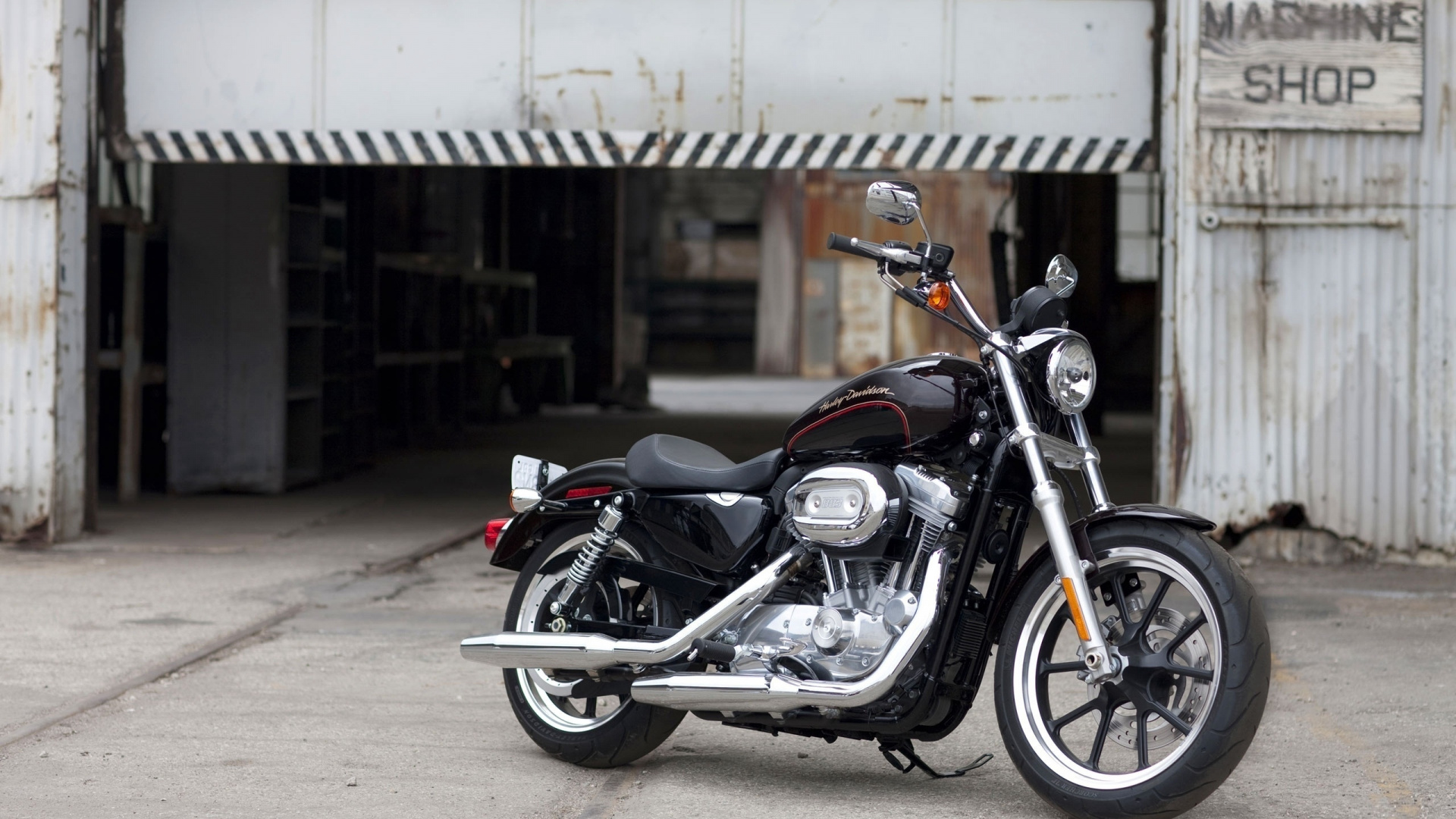 Moto Cruiser Noir et Argent Garée Sur un Sol en Béton Gris Pendant la Journée. Wallpaper in 1920x1080 Resolution