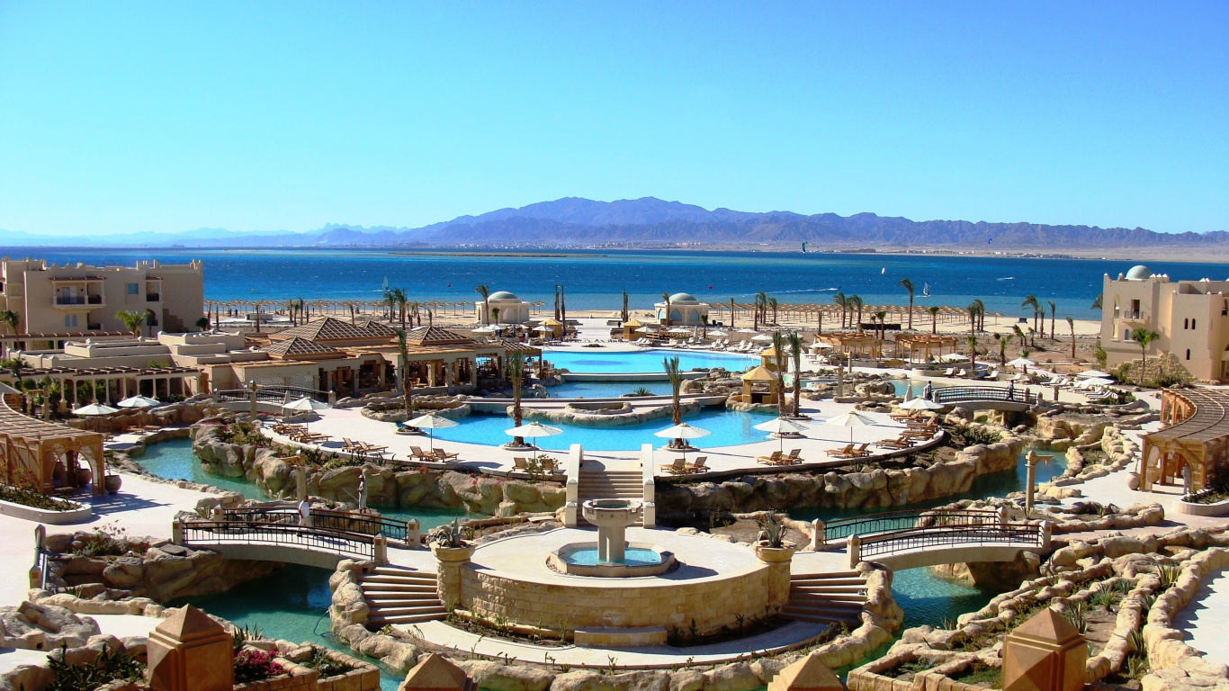 Bateaux Blancs et Bleus Sur L'eau Près Des Bâtiments de la Ville Pendant la Journée. Wallpaper in 1366x768 Resolution
