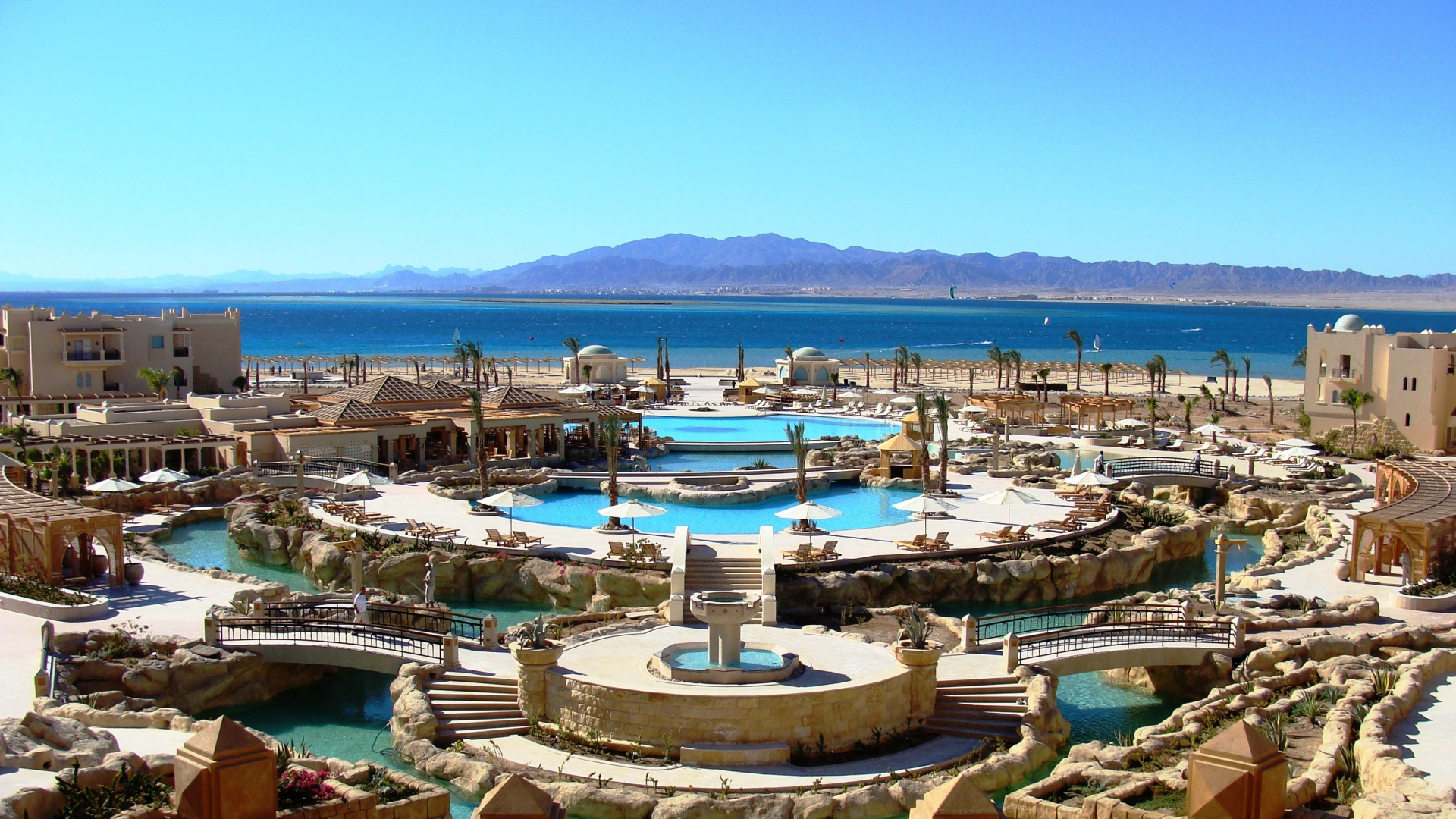 Bateaux Blancs et Bleus Sur L'eau Près Des Bâtiments de la Ville Pendant la Journée. Wallpaper in 1920x1080 Resolution