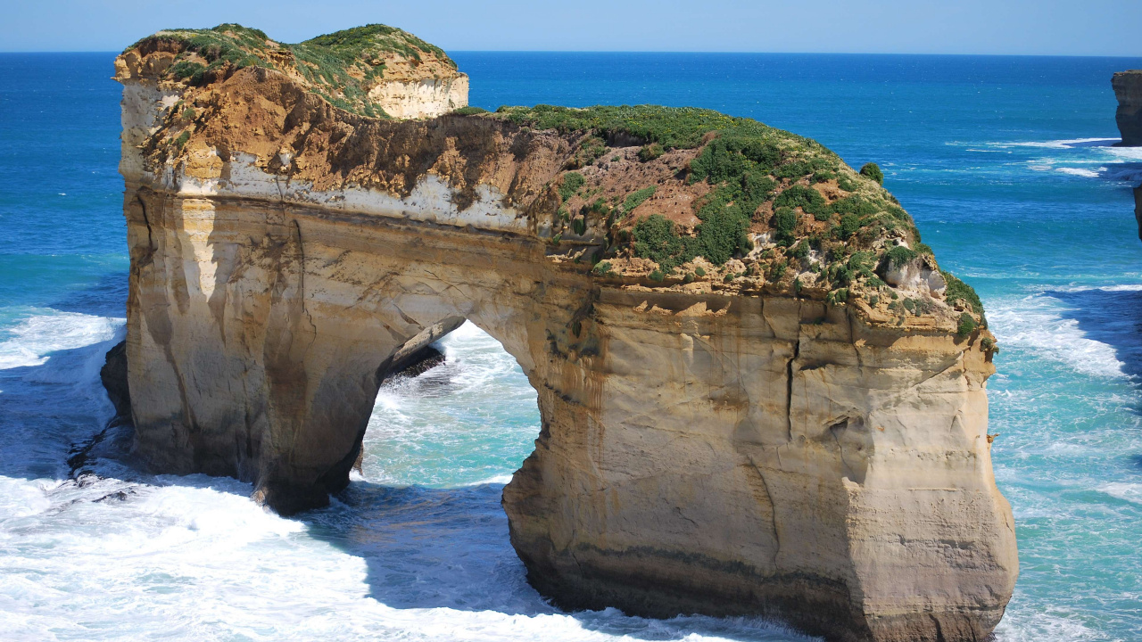 Brown Rock Formation on Sea During Daytime. Wallpaper in 1280x720 Resolution