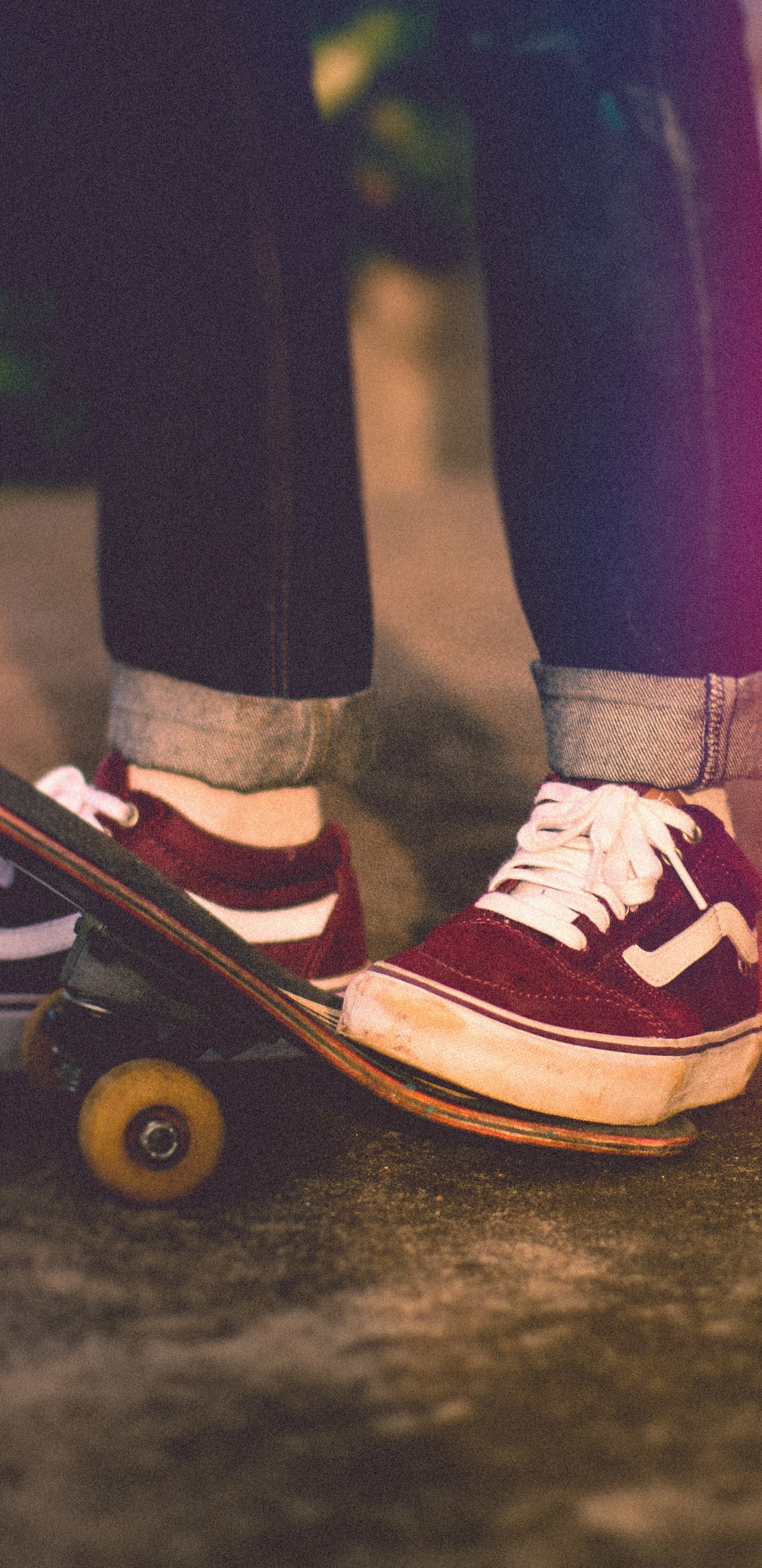 Persona en Pantalones Negros y Zapatillas Rojas y Blancas de Pie Sobre un Piso de Concreto Negro. Wallpaper in 1440x2960 Resolution