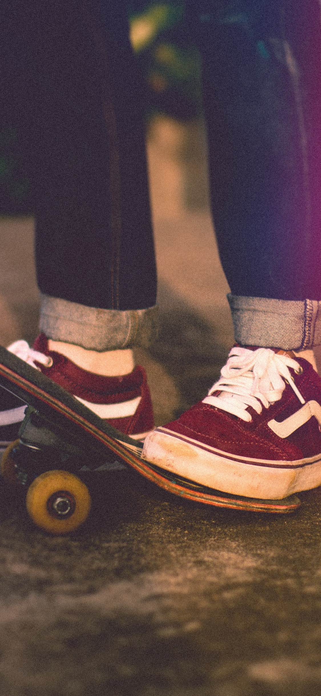 Personne en Pantalon Noir et Baskets Rouges et Blanches Debout Sur un Sol en Béton Noir. Wallpaper in 1125x2436 Resolution