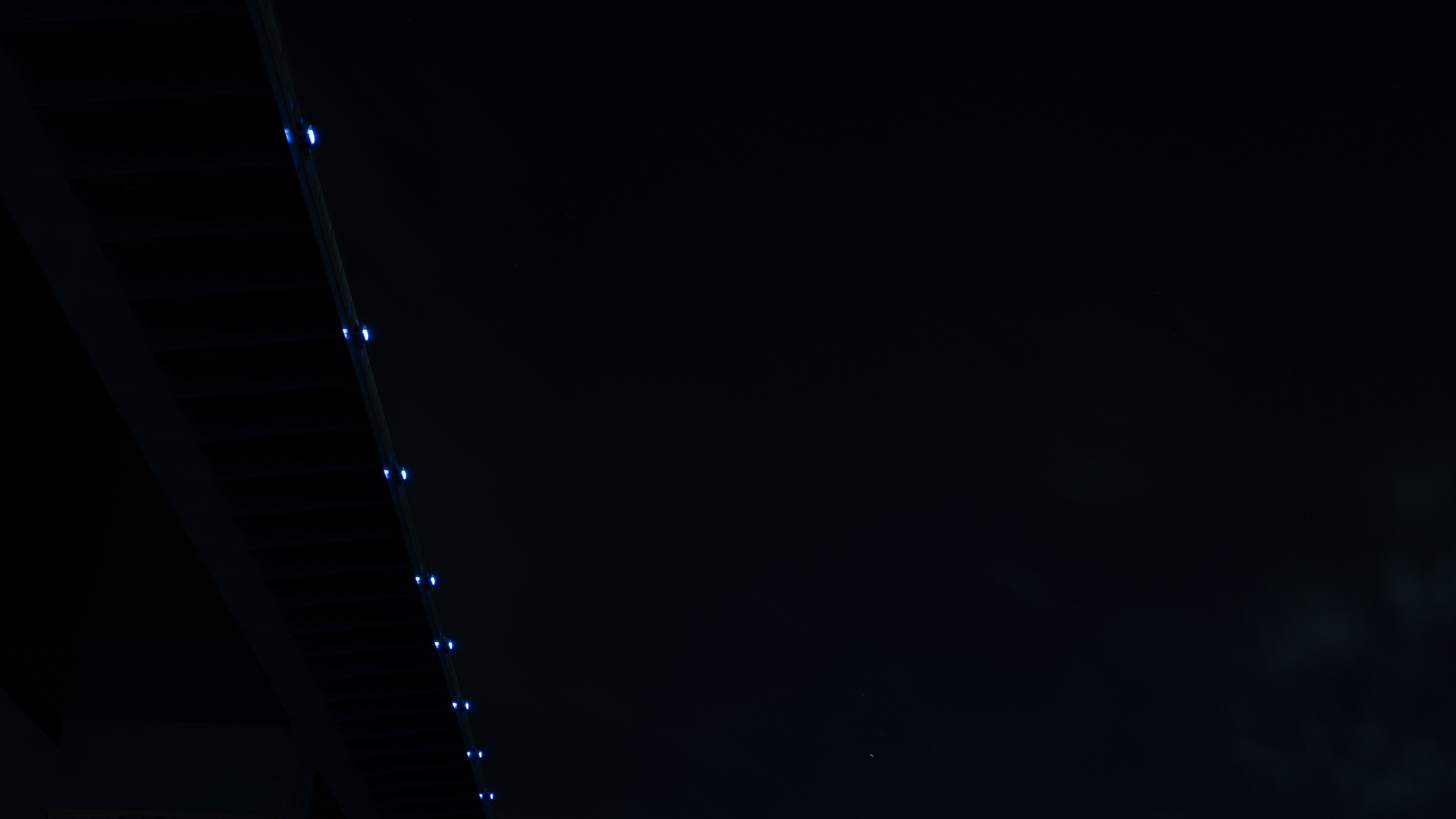 Pont Blanc et Noir Sous Ciel Sombre. Wallpaper in 3840x2160 Resolution