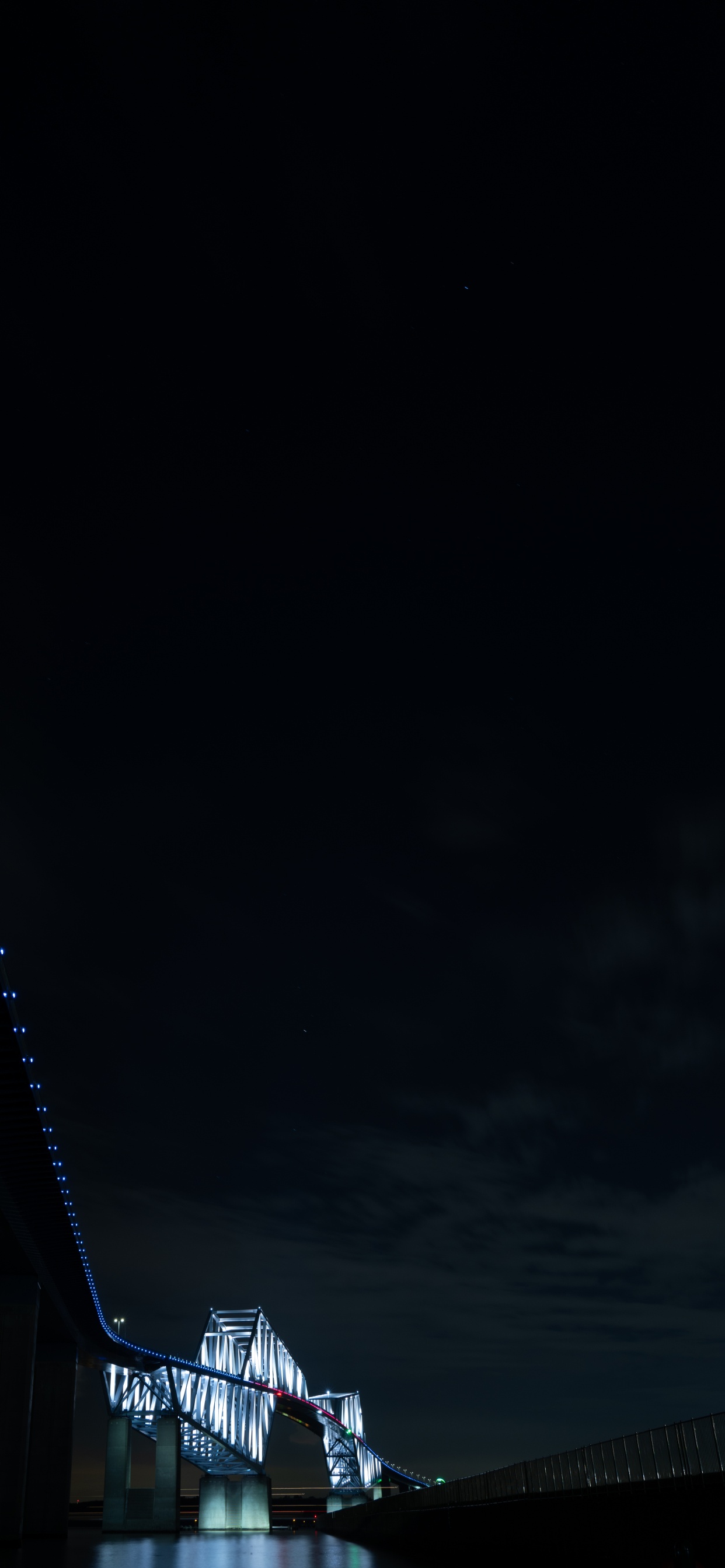 Puente Blanco y Negro Bajo el Cielo Oscuro. Wallpaper in 1242x2688 Resolution