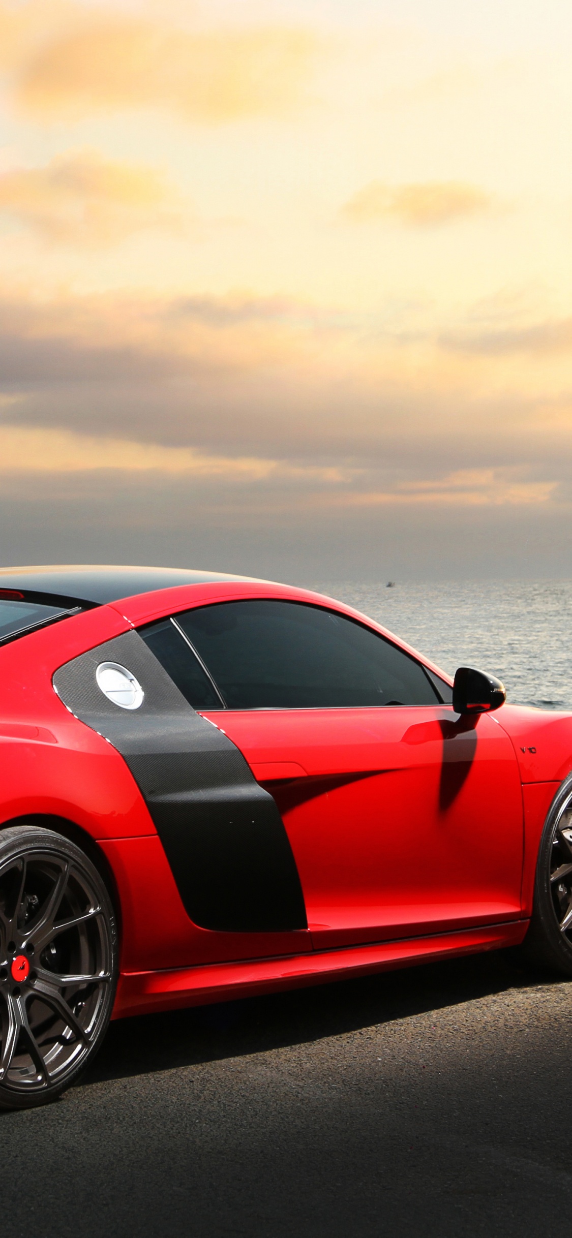 Ferrari Rouge 458 Italia Sur Beach Shore Pendant la Journée. Wallpaper in 1125x2436 Resolution