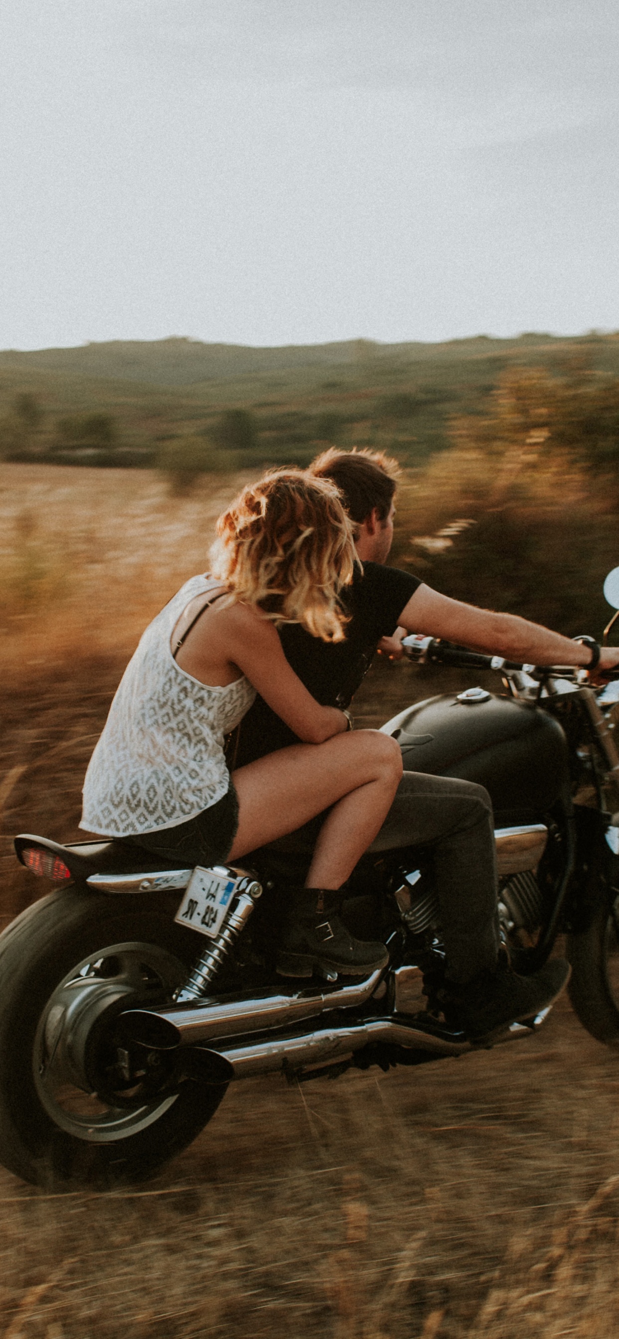 Motorrad, Feldweg, Motorradfahren, Abenteuer, Ehepaar. Wallpaper in 1242x2688 Resolution