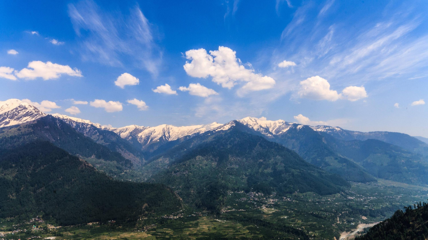 Montagnes Vertes Sous Ciel Bleu Pendant la Journée. Wallpaper in 1366x768 Resolution