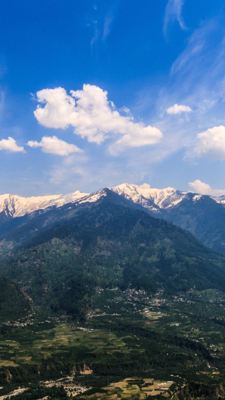 Montagnes Vertes Sous Ciel Bleu Pendant la Journée. Wallpaper in 750x1334 Resolution