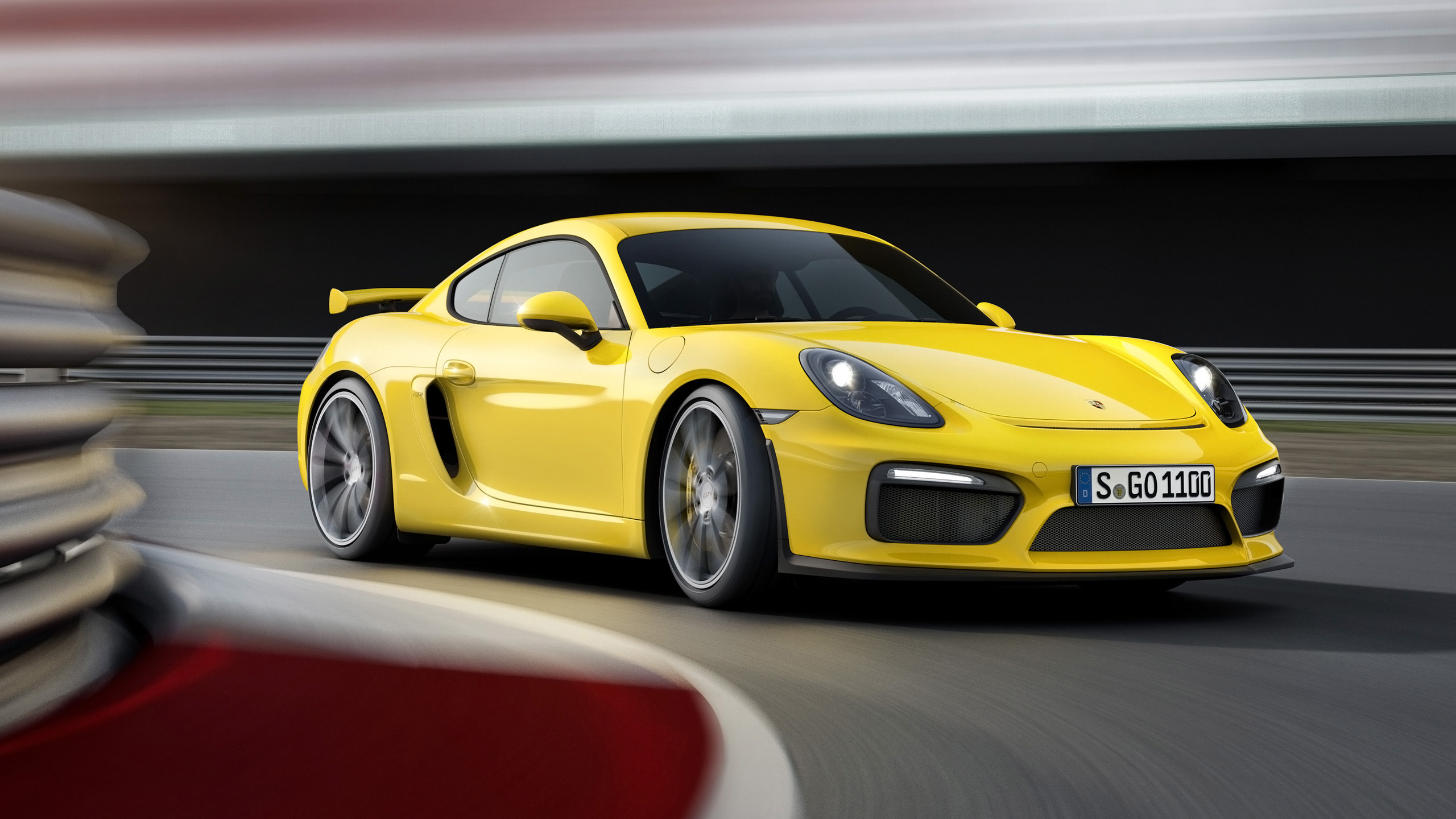 Gelber Porsche 911 Unterwegs. Wallpaper in 2560x1440 Resolution