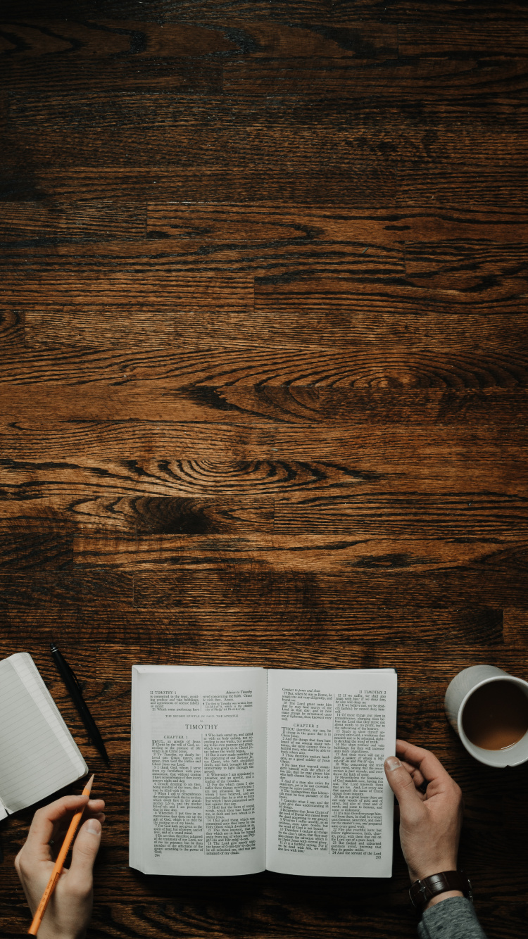 Weiße Buchseite Auf Braunem Holztisch. Wallpaper in 750x1334 Resolution